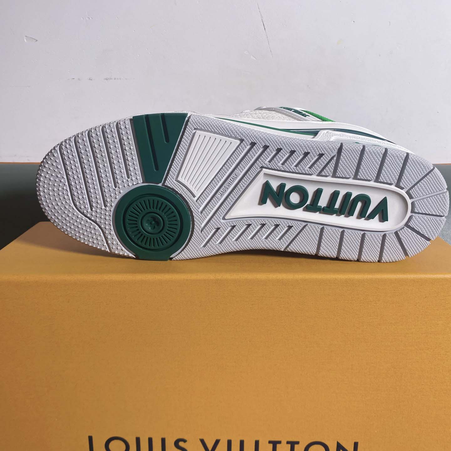 Louis Vuitton LV Trainer Sneaker      1AIJ05 - DesignerGu