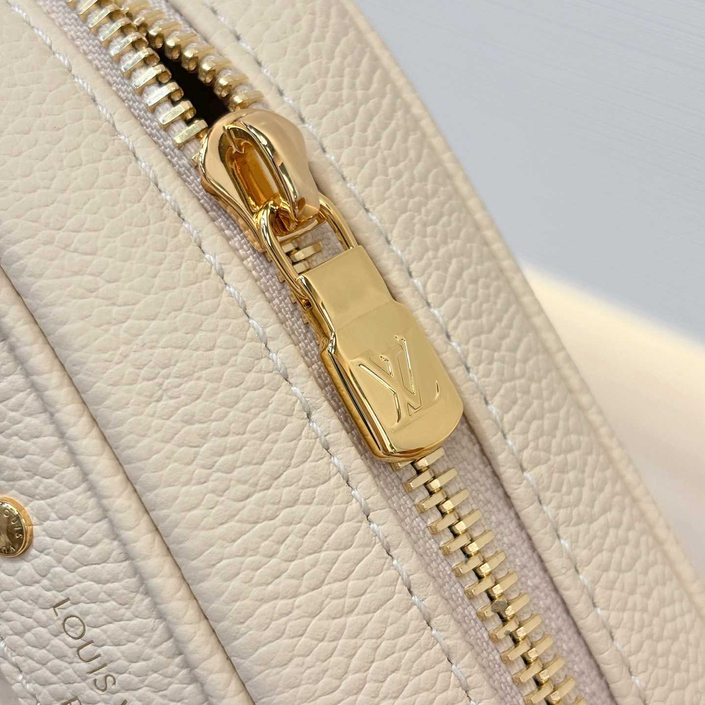 Louis Vuitton Tiny Camera Bag   M26509 - DesignerGu