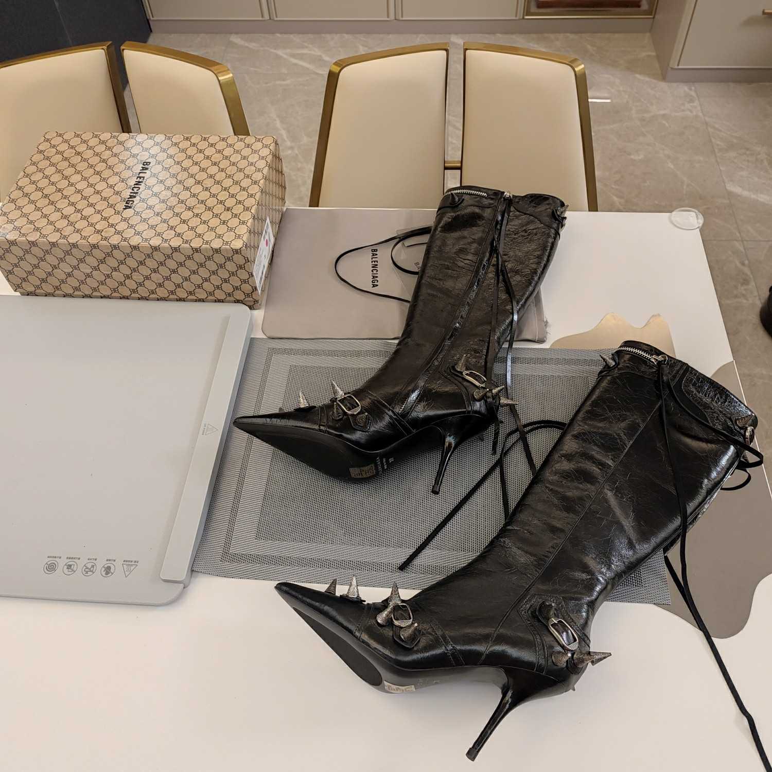Balenciaga Cagole 90mm Boot In Black - DesignerGu