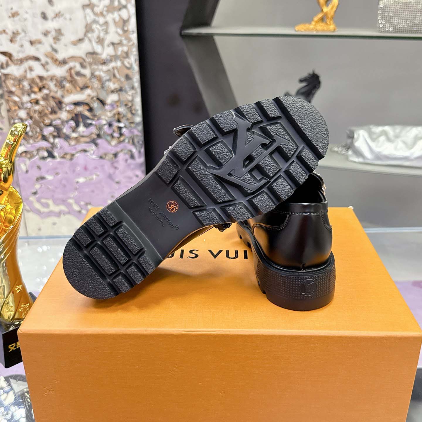 Louis Vuitton District Flat Loafer   1AICBZ - DesignerGu