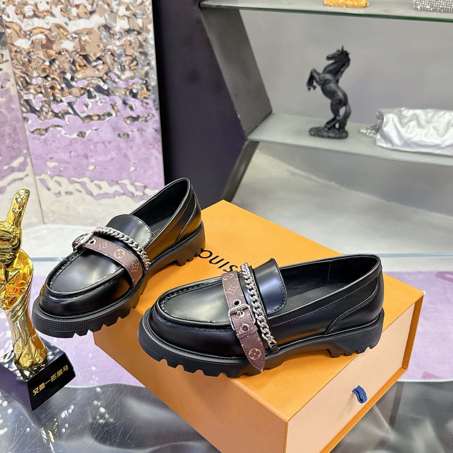 Louis Vuitton District Flat Loafer   1AICBZ - DesignerGu