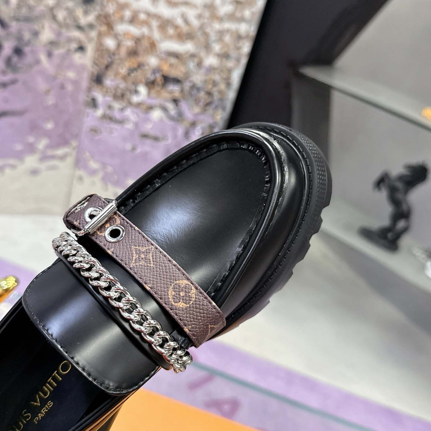 Louis Vuitton District Flat Loafer   1AICBZ - DesignerGu