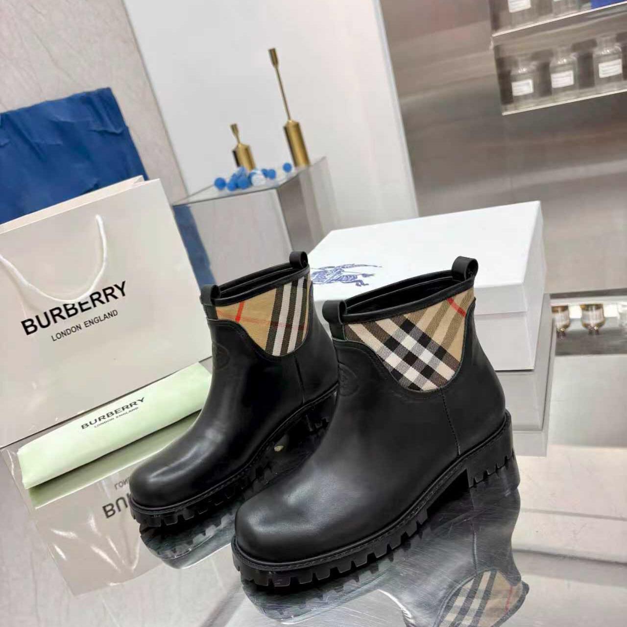 Burberry  Boots - DesignerGu