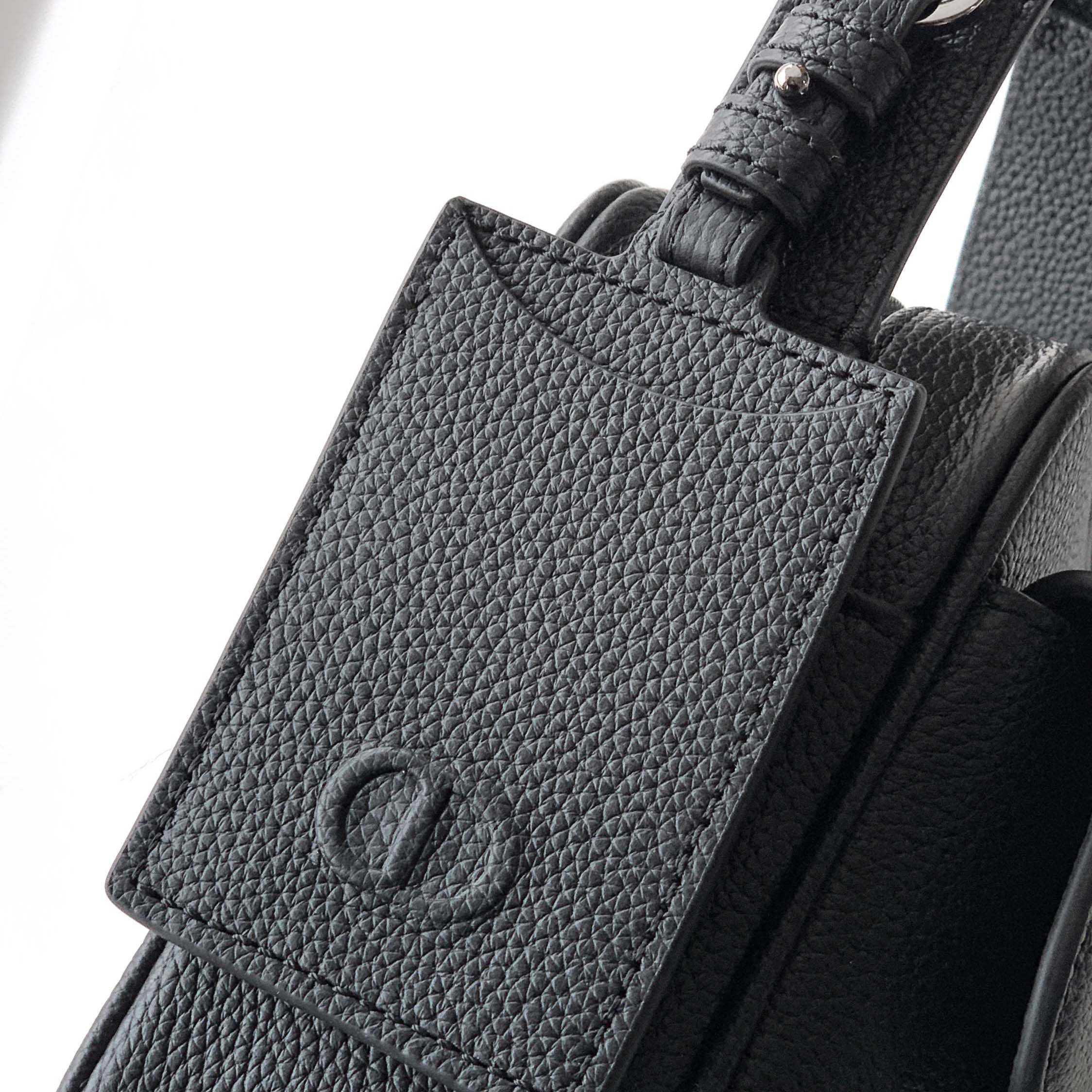 Dior CD Icon Zipped Messenger Bag  - DesignerGu