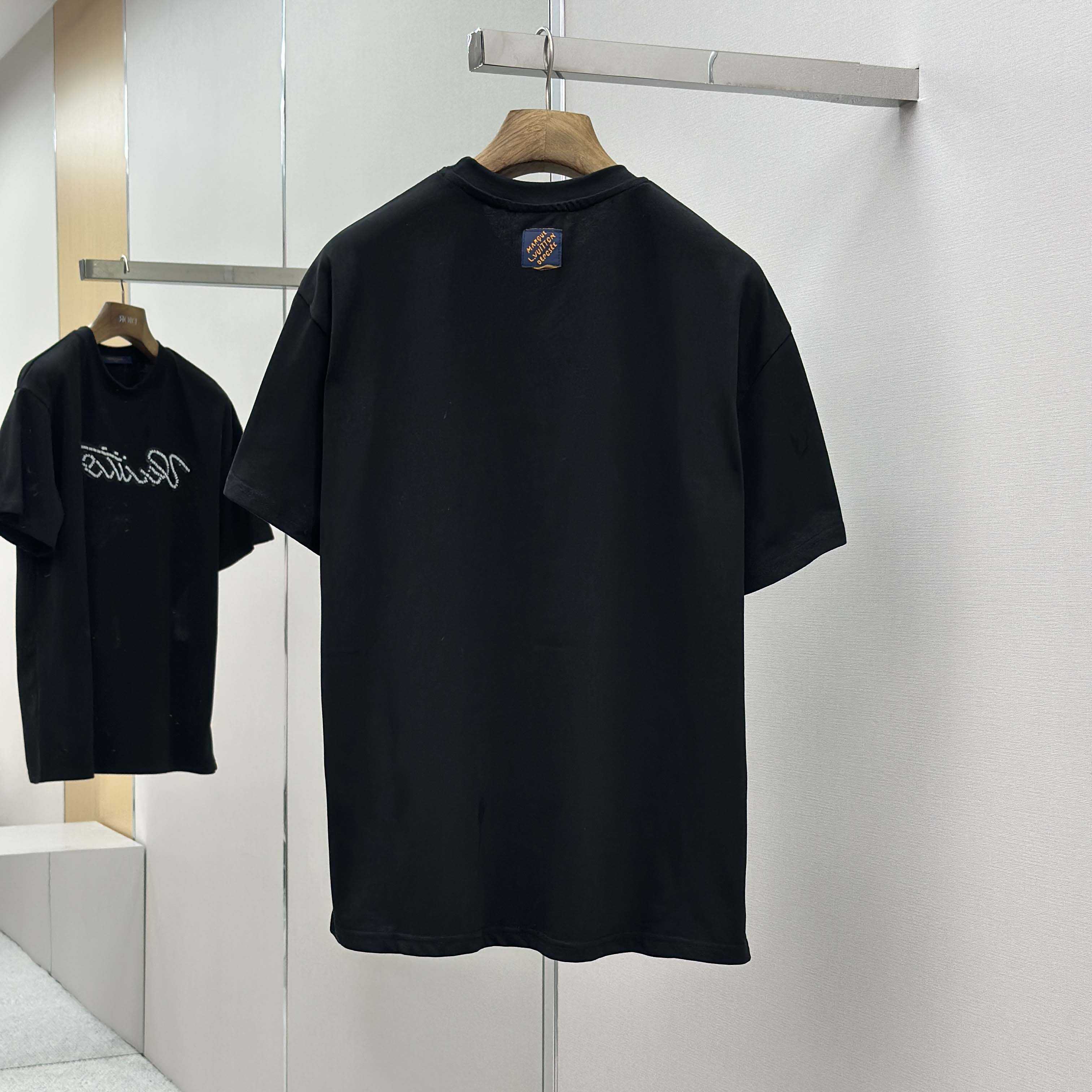 Louis Vuitton Embellished Signature Short-Sleeved T-Shirt   1AJCFH - DesignerGu