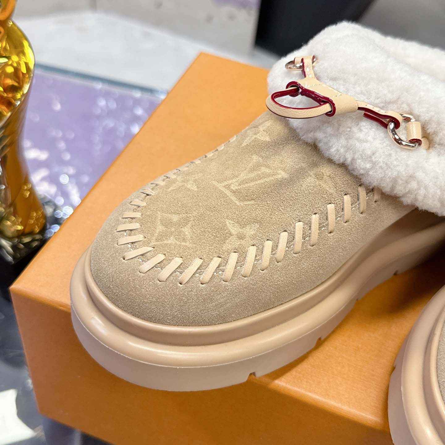 Louis Vuitton Cortina Closed Mule   1AITI6 - DesignerGu