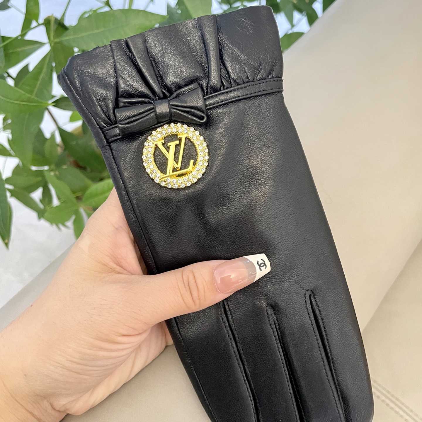 Louis Vuitton Gloves - DesignerGu
