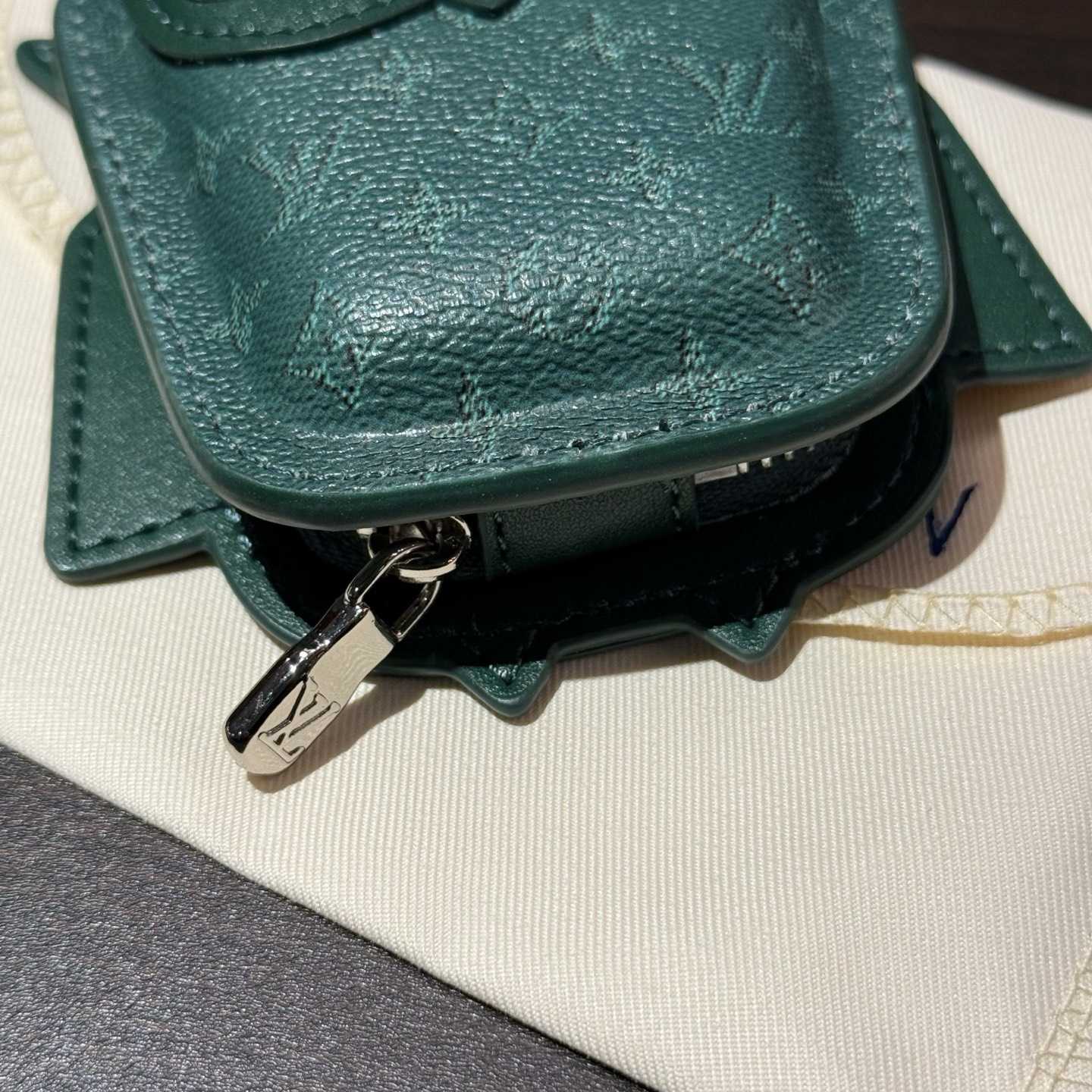 Louis Vuitton LV Owl Bag Charm S00 - DesignerGu