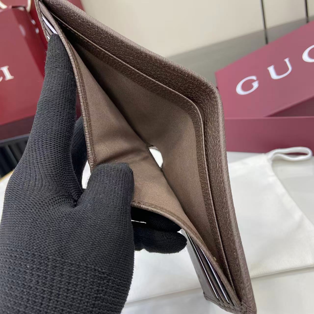 Gucci GG Bi-fold Wallet - DesignerGu