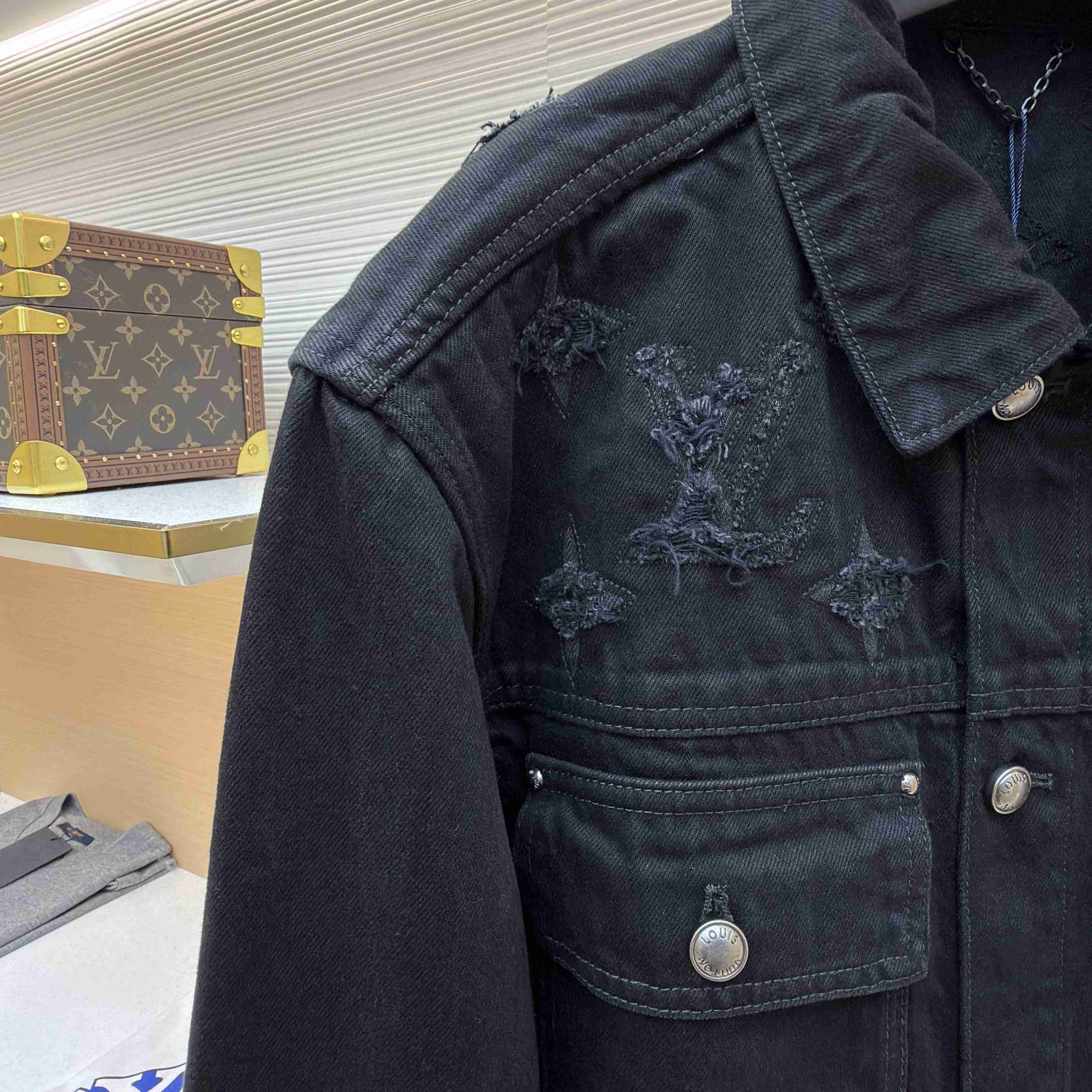 Louis Vuitton Monogram Destroy Denim Trucker Jacket - DesignerGu