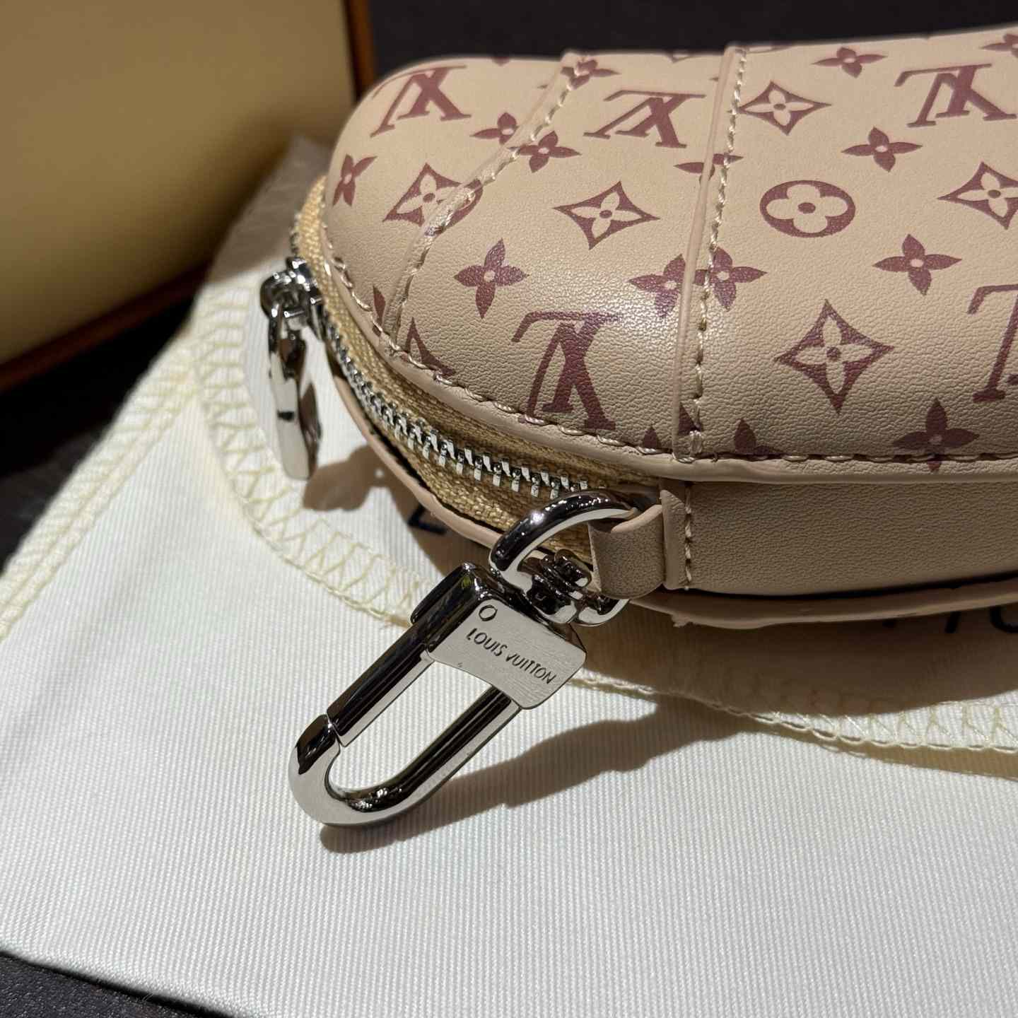 Louis Vuitton LV Croissant Bag Charm    M01858 - DesignerGu