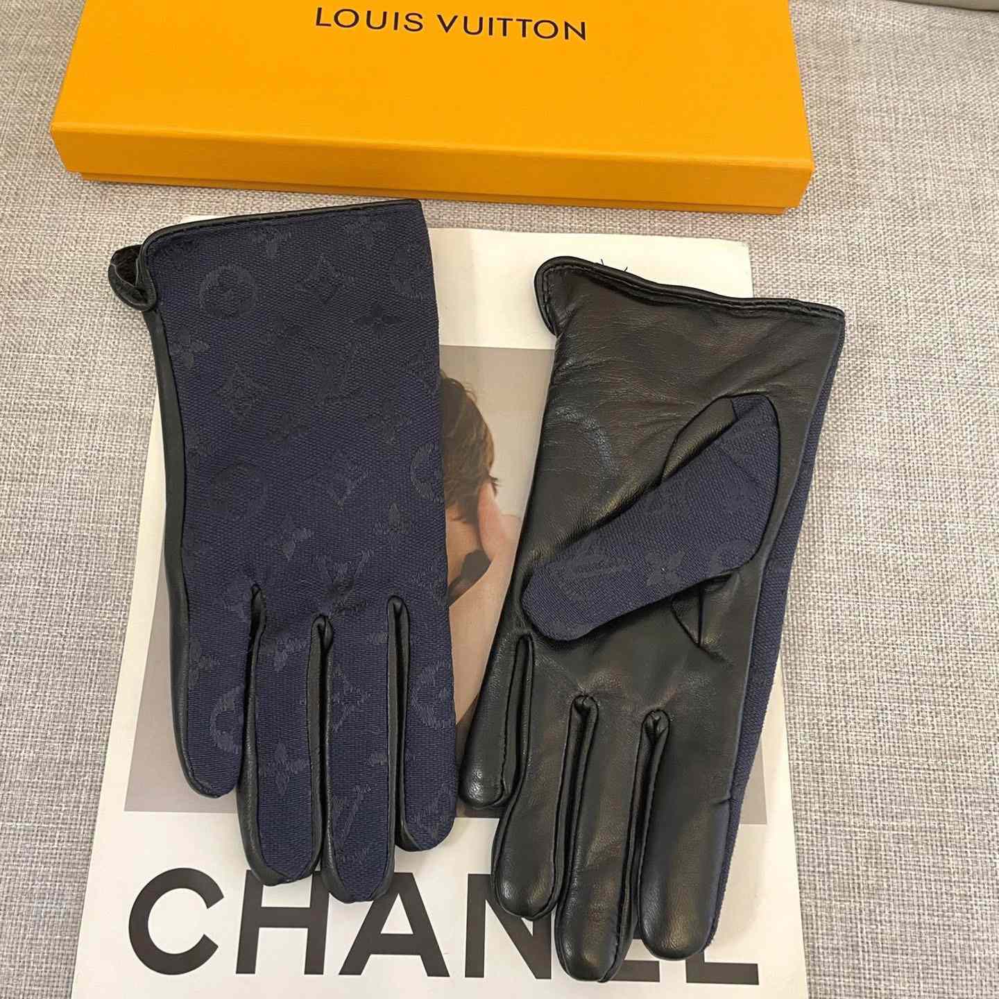 Louis Vuitton Gloves - DesignerGu