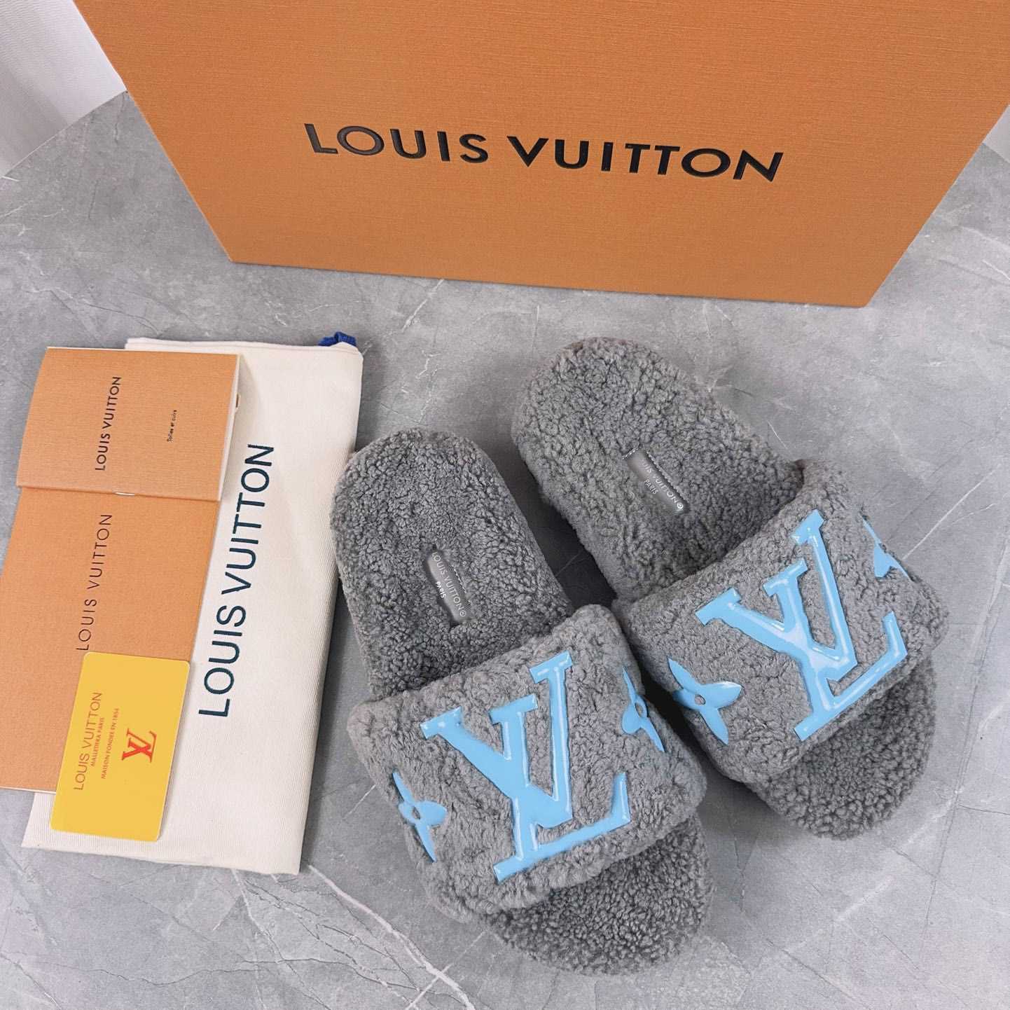 Louis Vuitton Fuzzy Slippers - DesignerGu