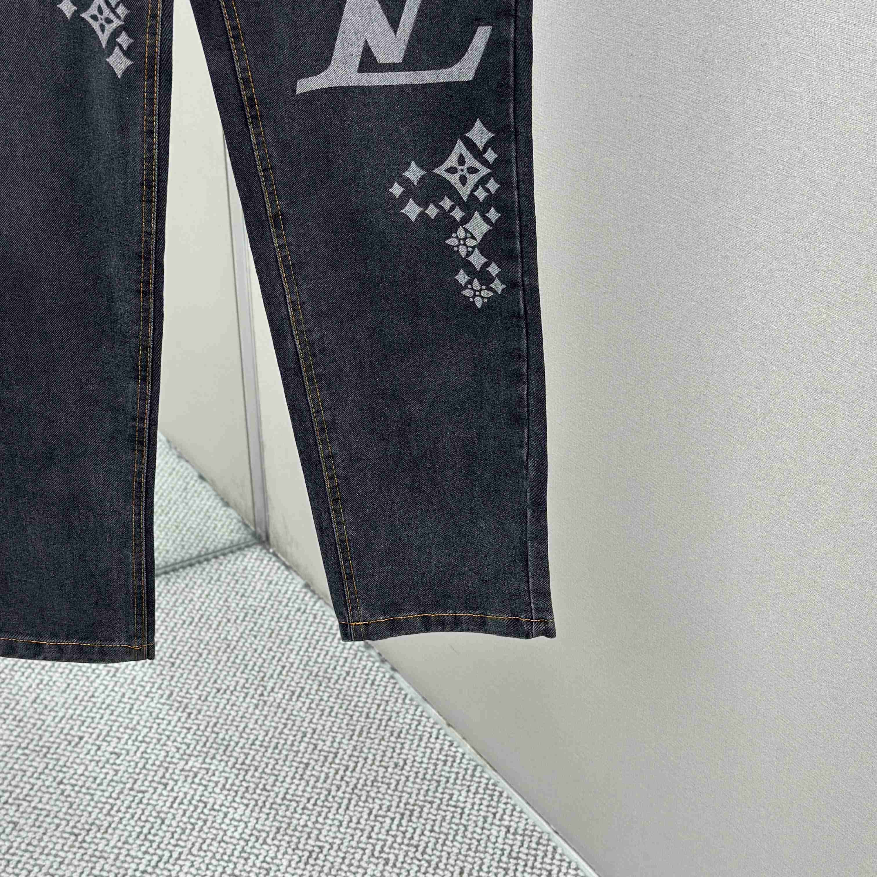 Louis Vuitton Jeans - DesignerGu