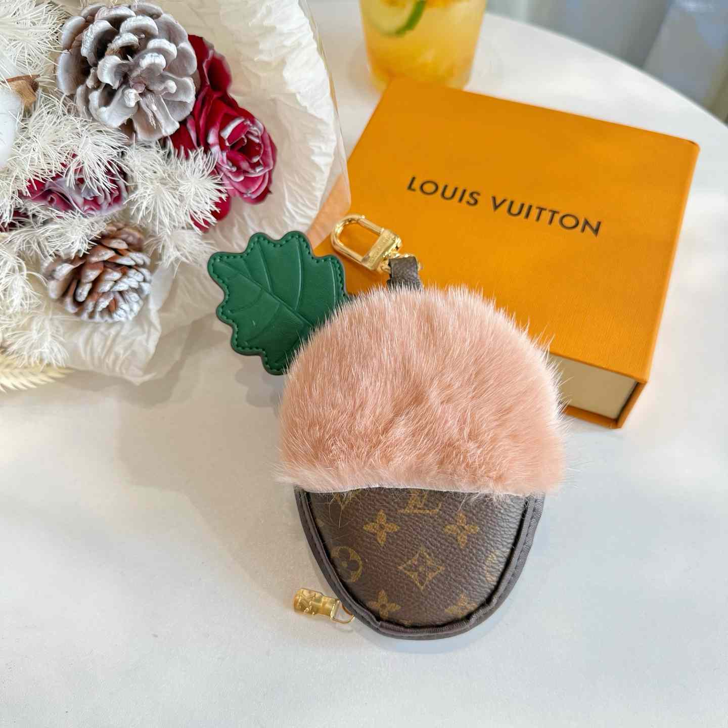 Louis Vuitton LV Acorn Pouch S00 - DesignerGu