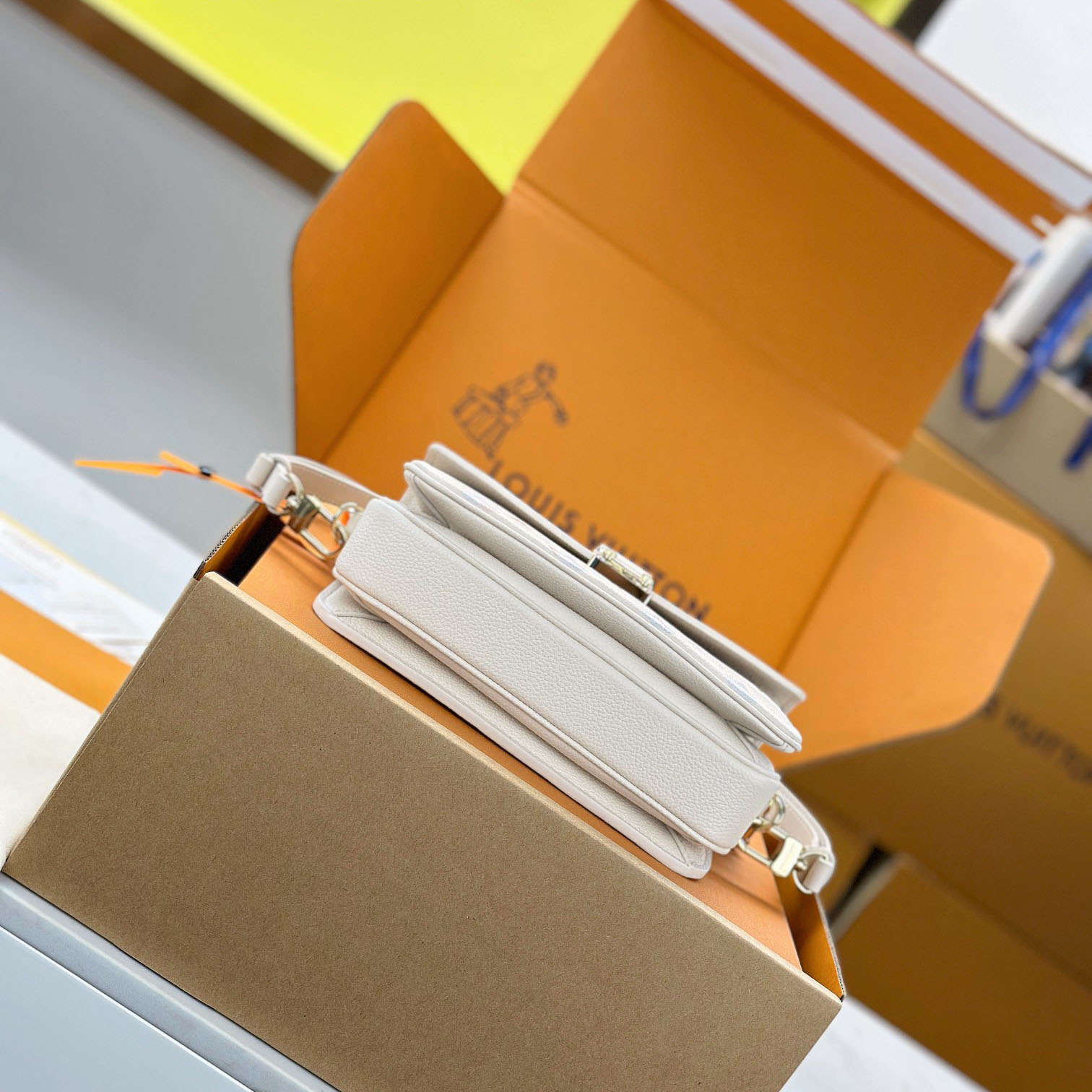 Louis Vuitton Pochette Métis East West  M25682 - DesignerGu