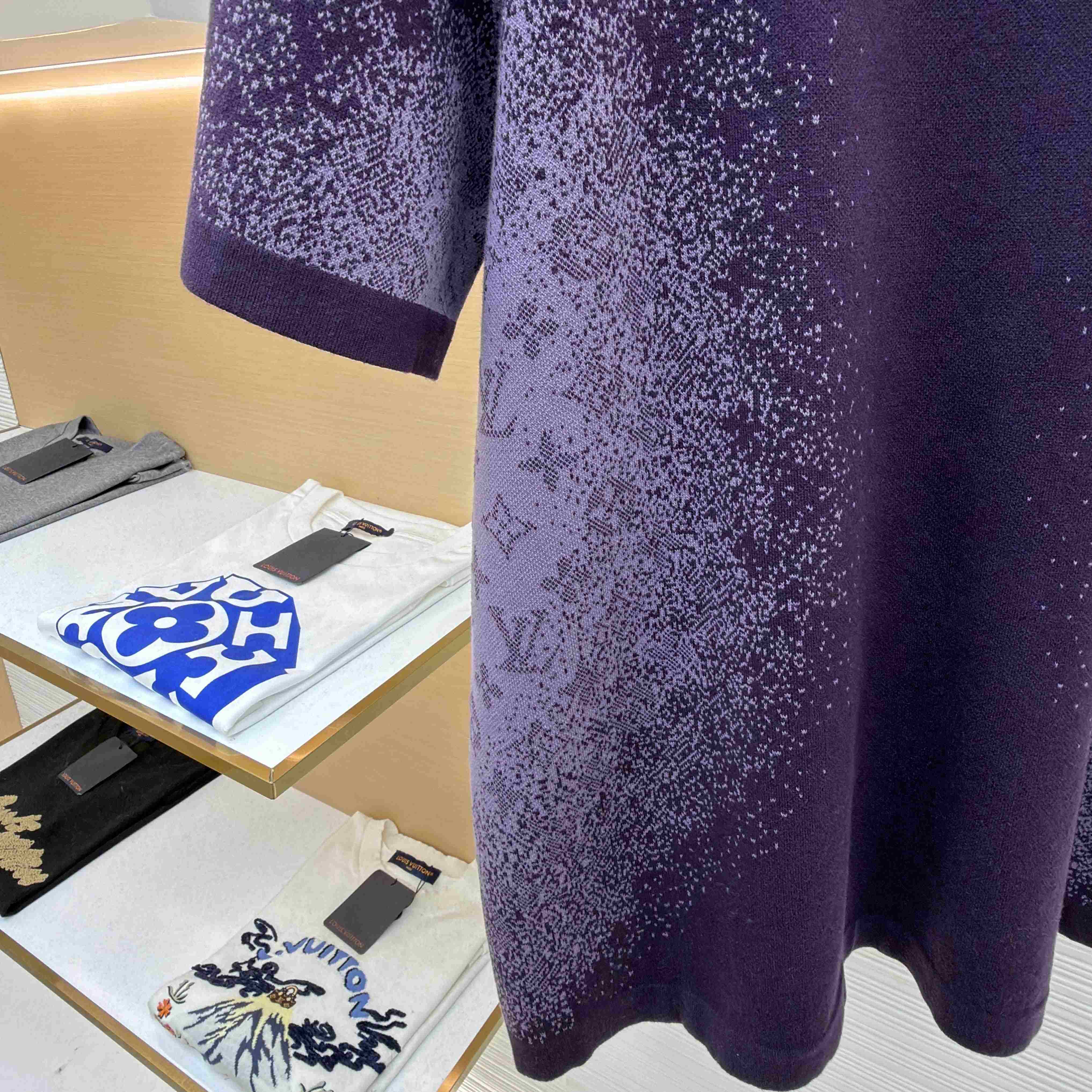  Louis Vuitton Monogram Jacquard Short-Sleeved Crewneck      1AJTV8 - DesignerGu