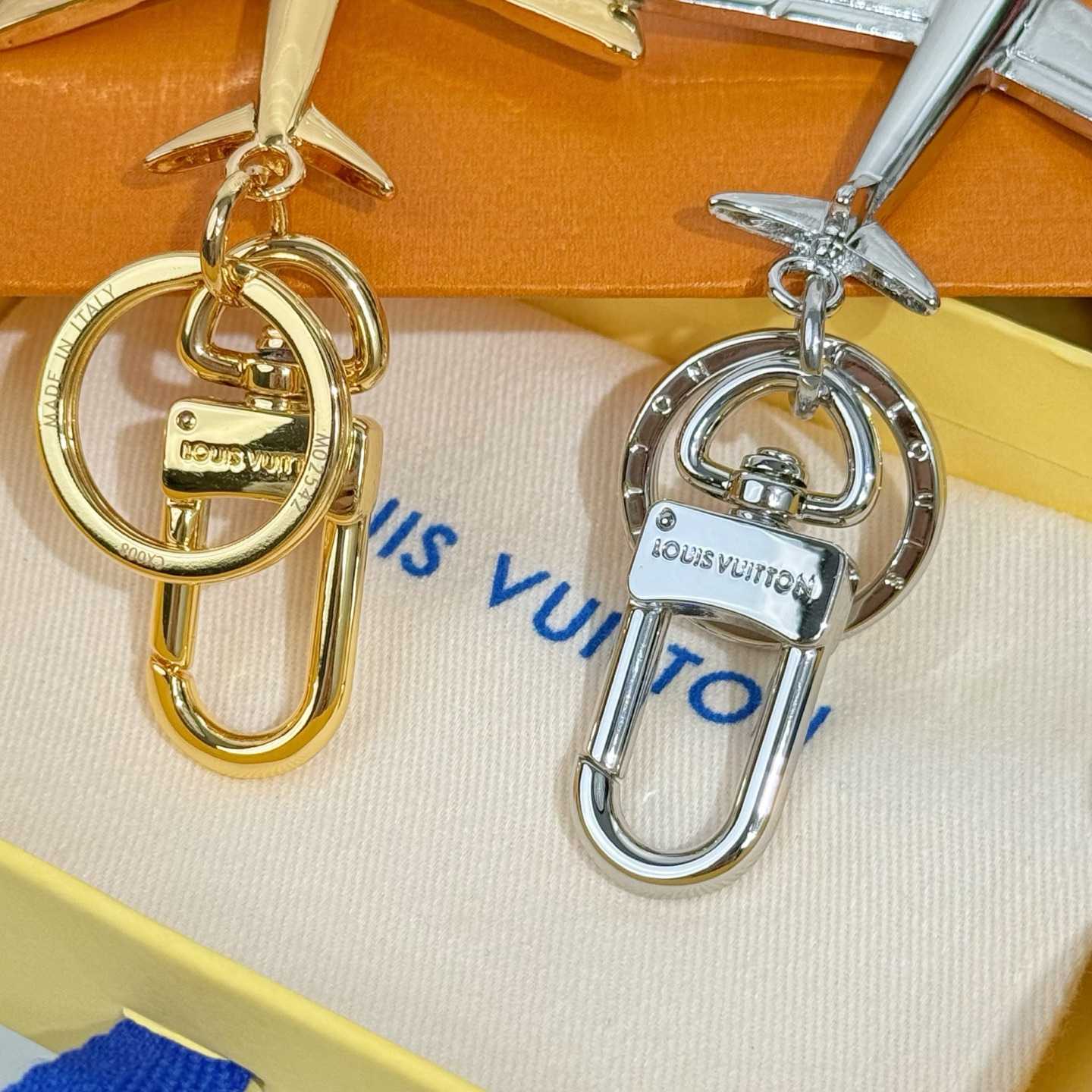 Louis Vuitton LV Plane Key Holder and Bag Charm S00 - DesignerGu