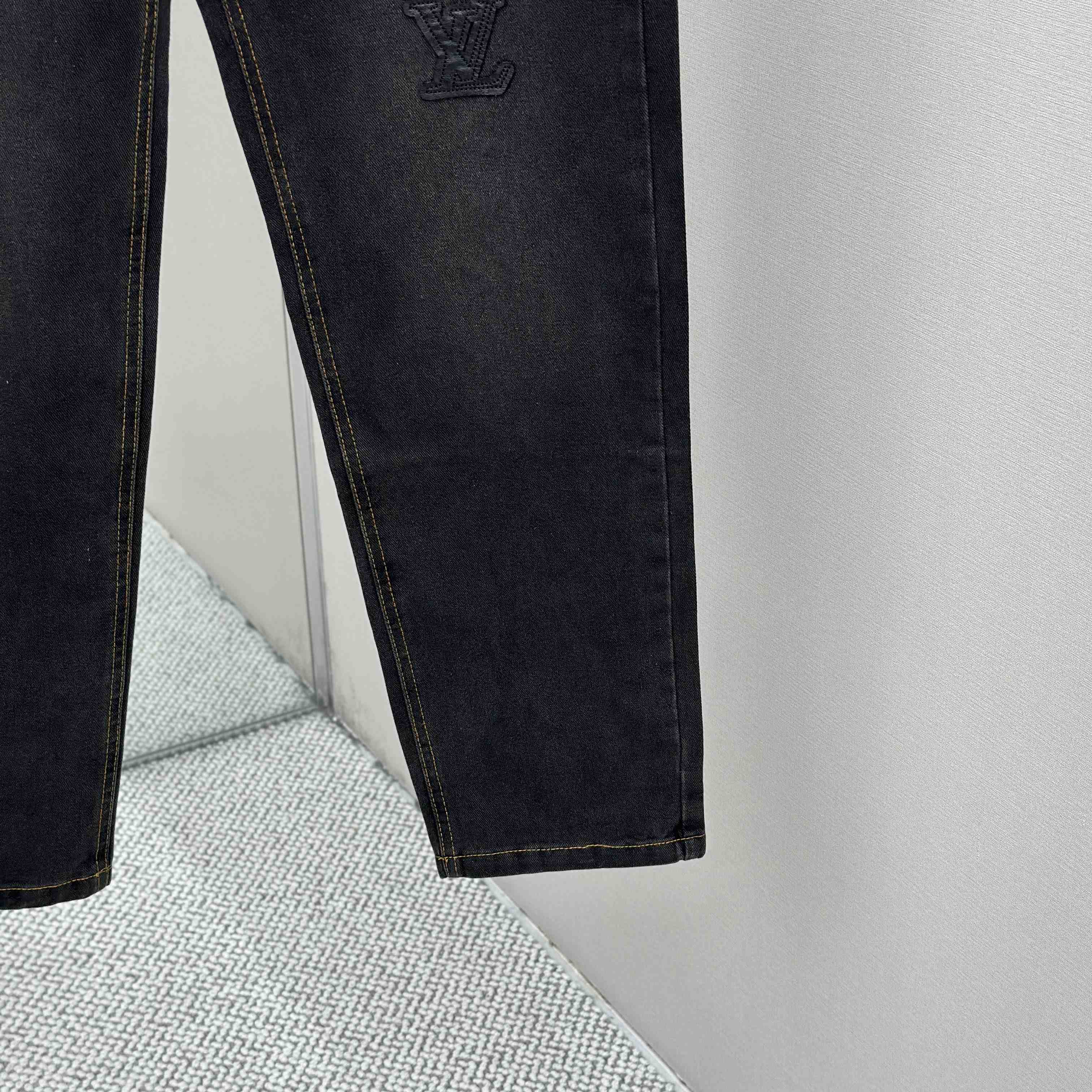 Louis Vuitton Jeans - DesignerGu