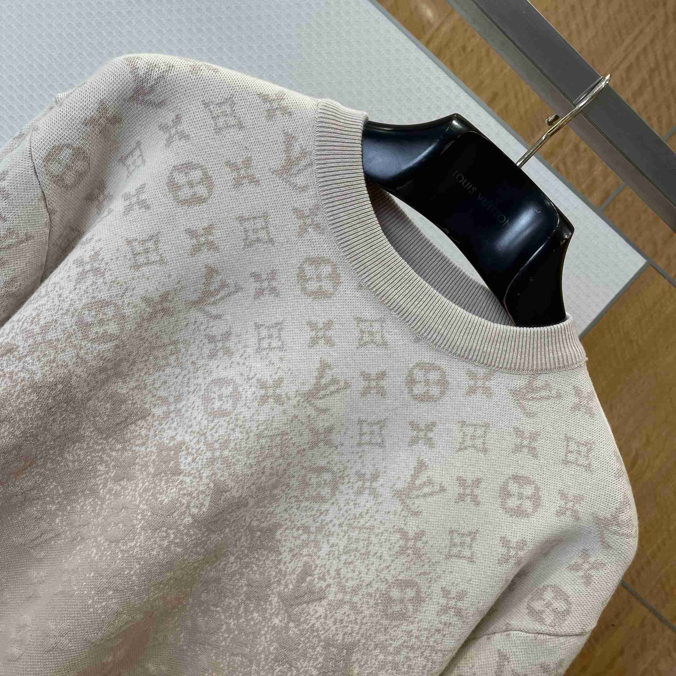 Louis Vuitton Monogram Long-Sleeved Crewneck 1AJTXA - DesignerGu