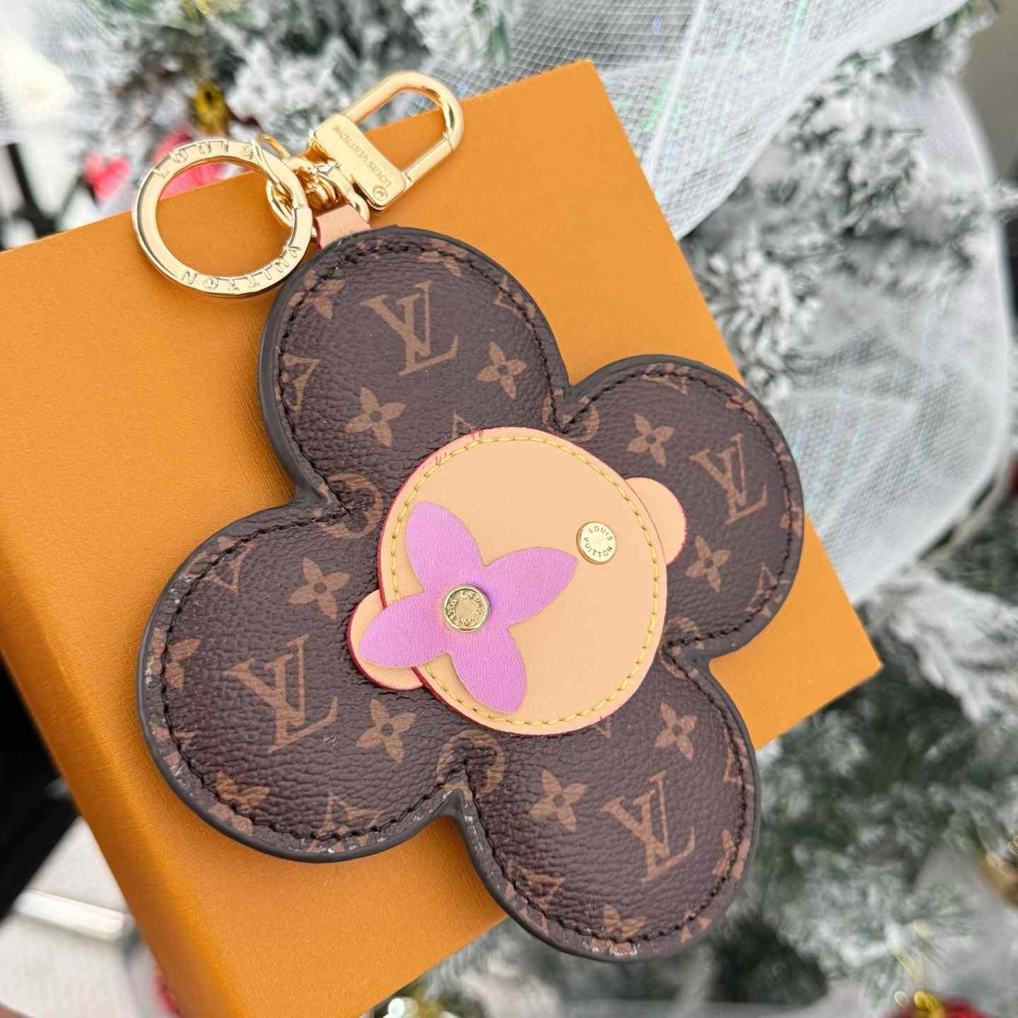 Louis Vuitton Vivienne Bag Charm   M03818 - DesignerGu