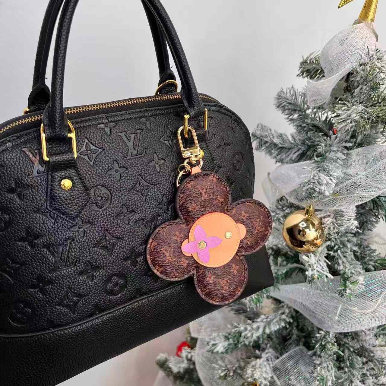 Louis Vuitton Vivienne Bag Charm   M03818 - DesignerGu
