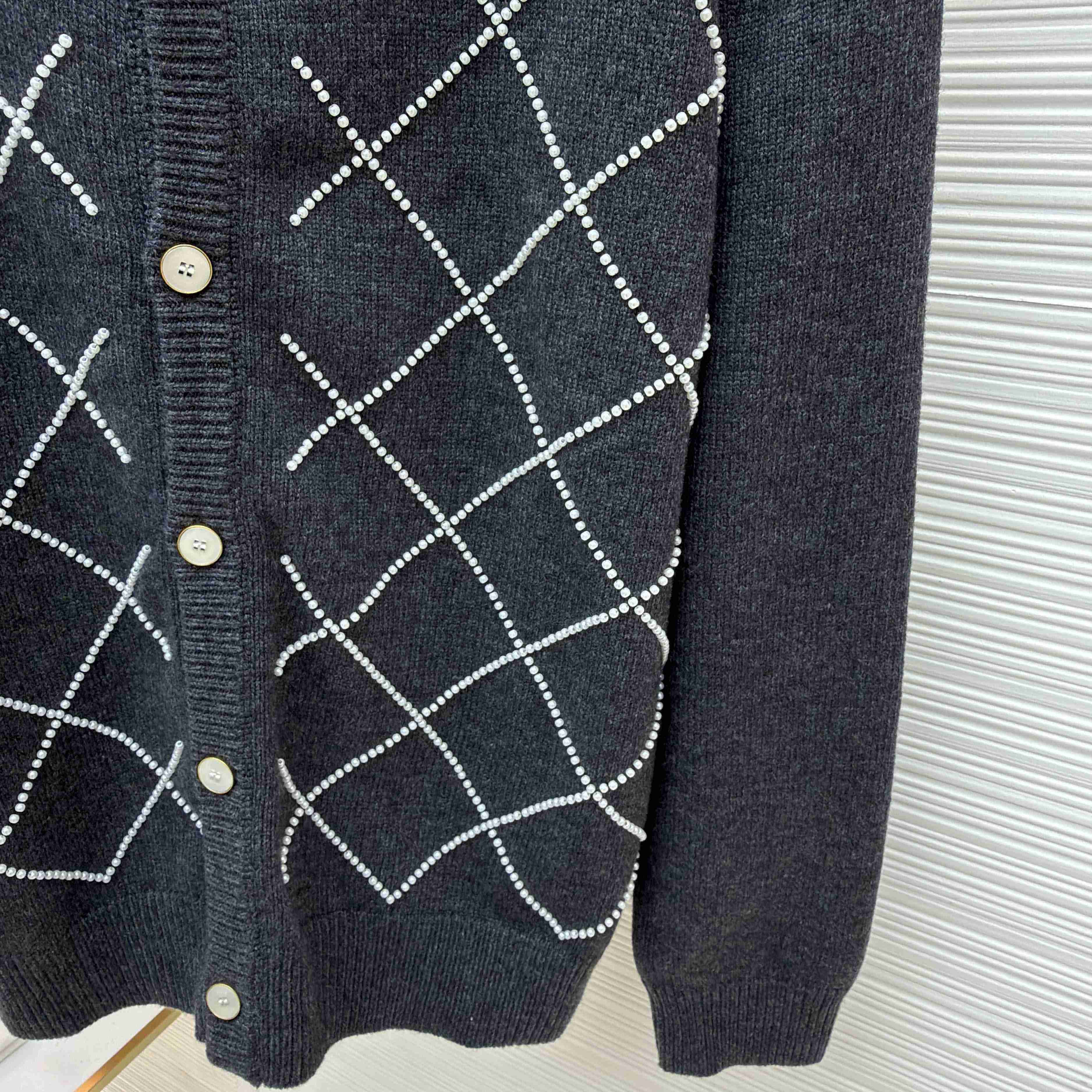 Louis Vuitton Cardigan With Pearly Embroidery   1AJBUT - DesignerGu