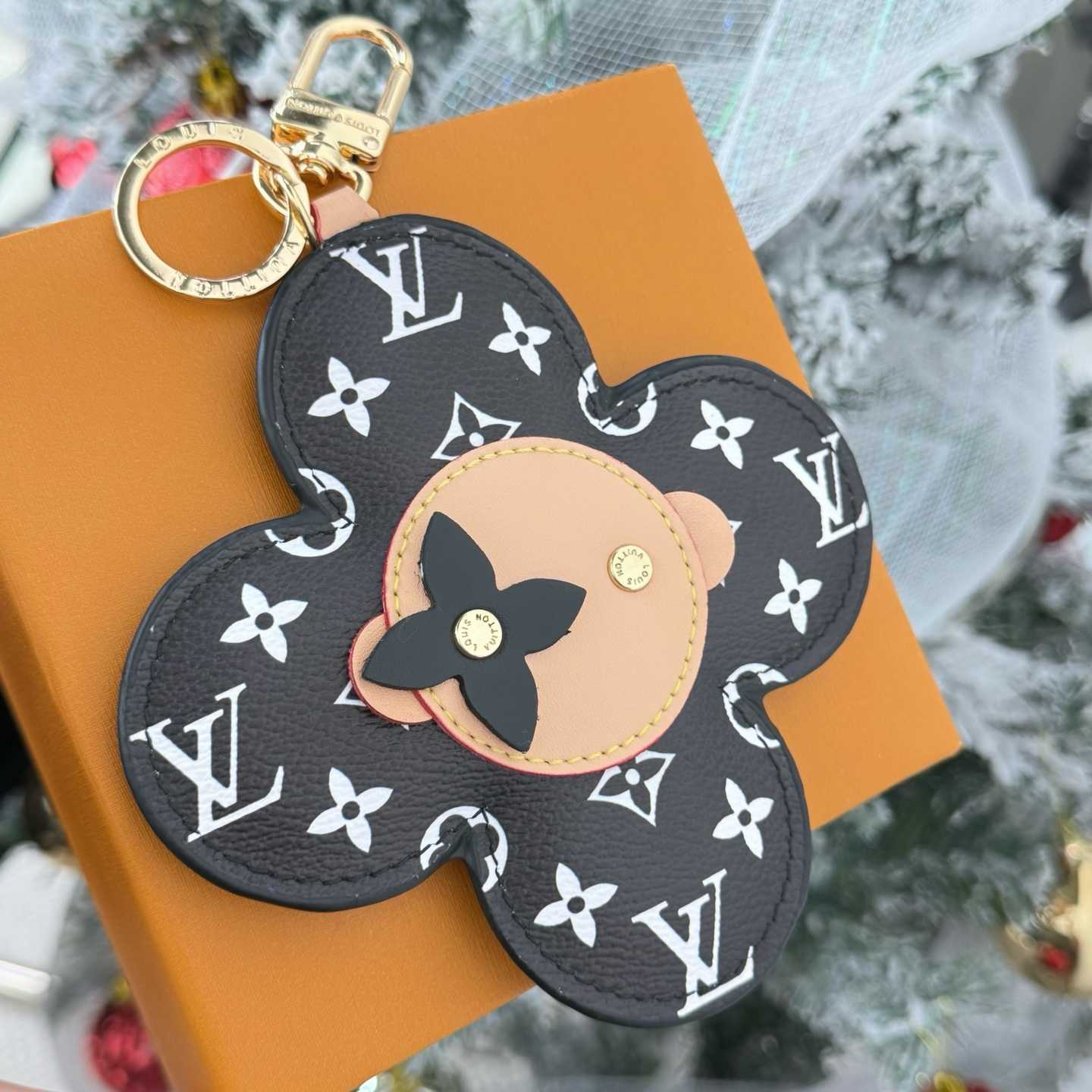 Louis Vuitton Vivienne Bag Charm   M03819 - DesignerGu