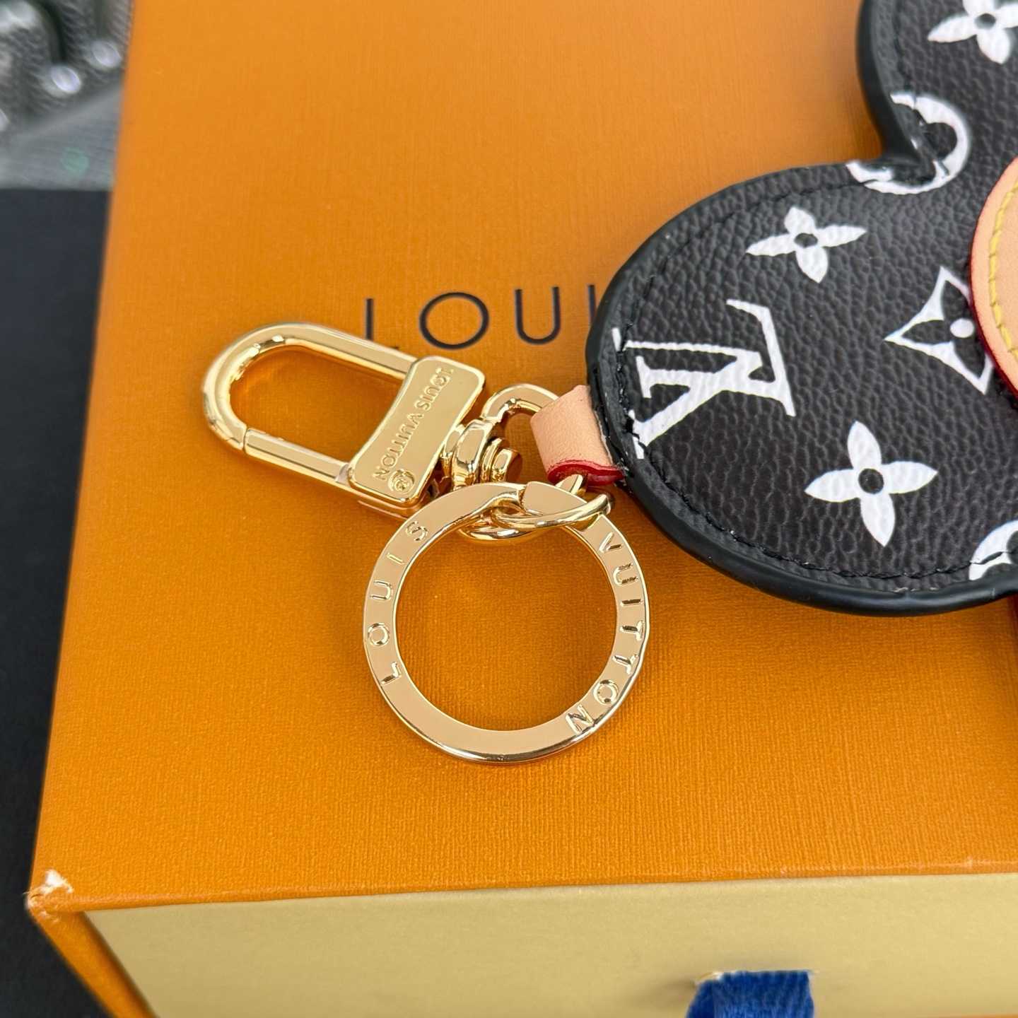 Louis Vuitton Vivienne Bag Charm   M03819 - DesignerGu