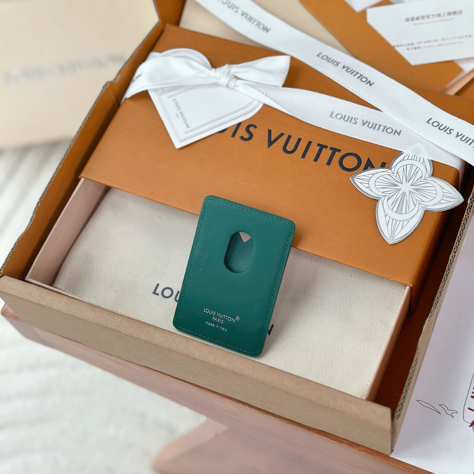 Louis Vuitton Magnetic Card Holder M12855 - DesignerGu