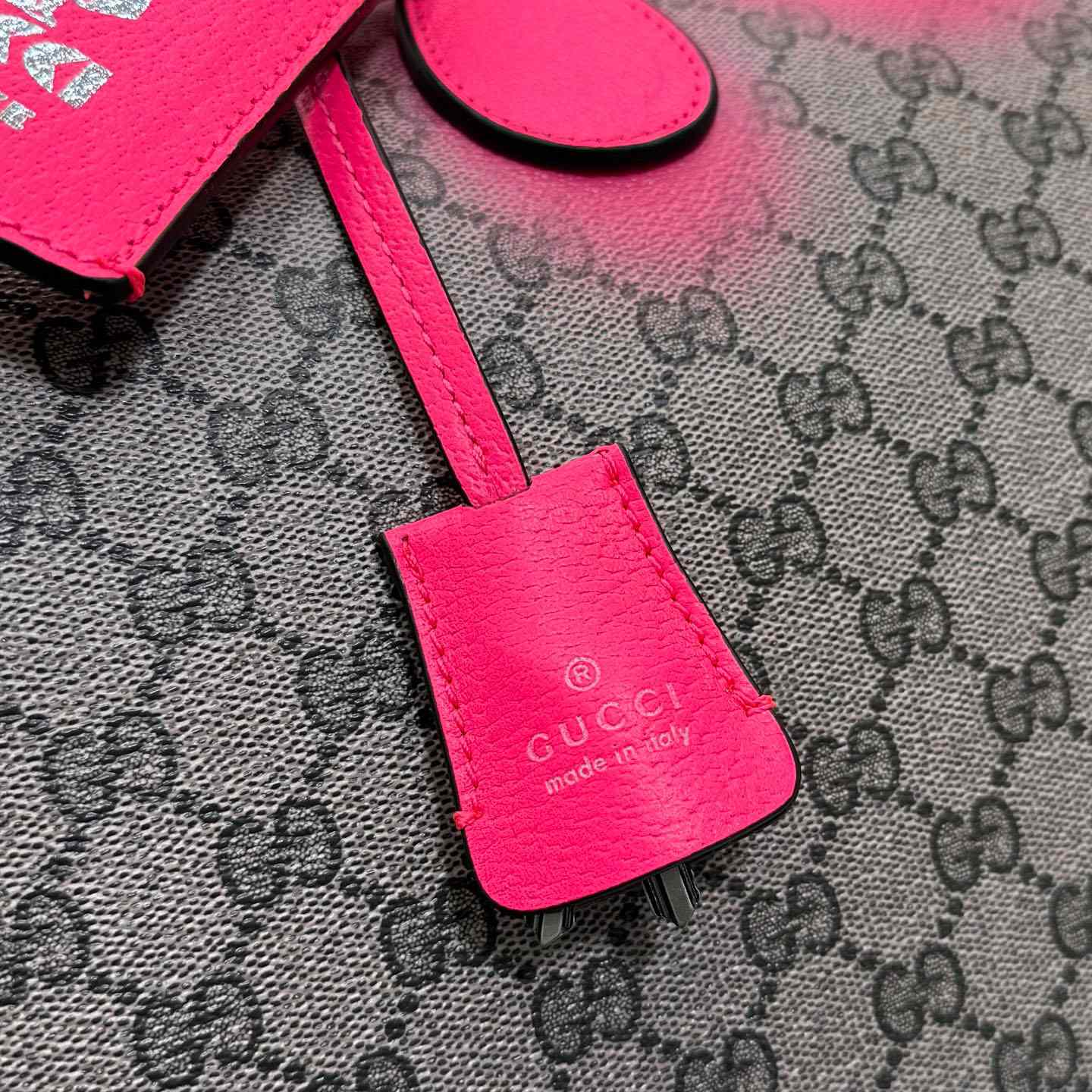 Gucci GG Medium Duffle Bag 834460 - DesignerGu