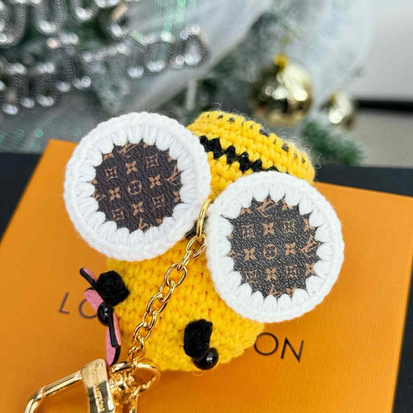 Louis Vuitton Bee LV Crochet Bag Charm   M02585 - DesignerGu