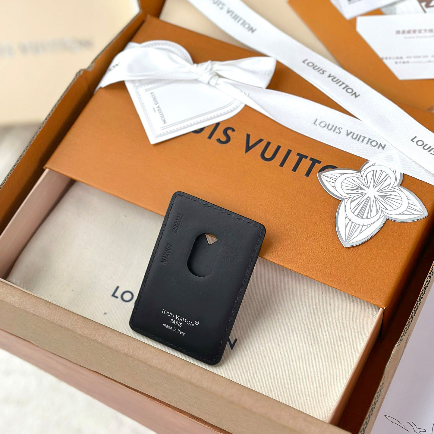 Louis Vuitton Magnetic Card Holder M12602 - DesignerGu