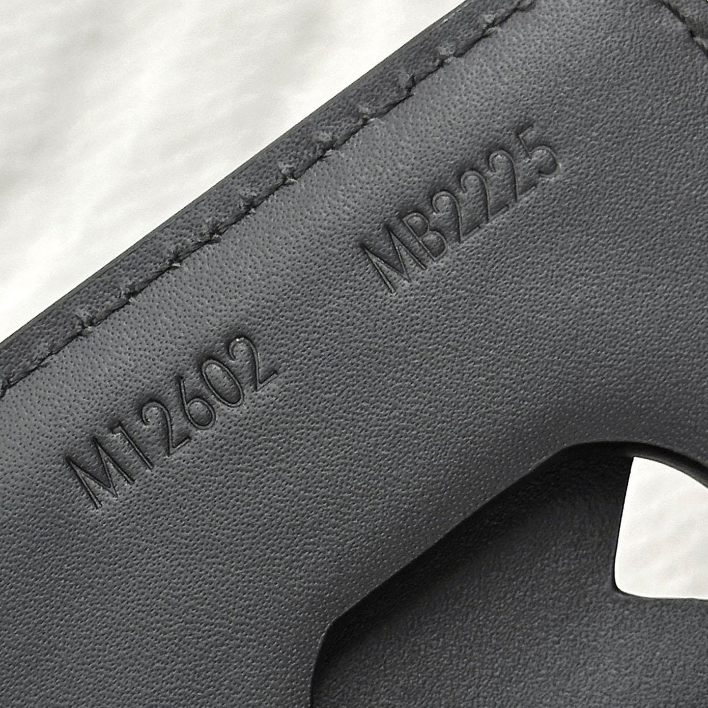 Louis Vuitton Magnetic Card Holder M12602 - DesignerGu