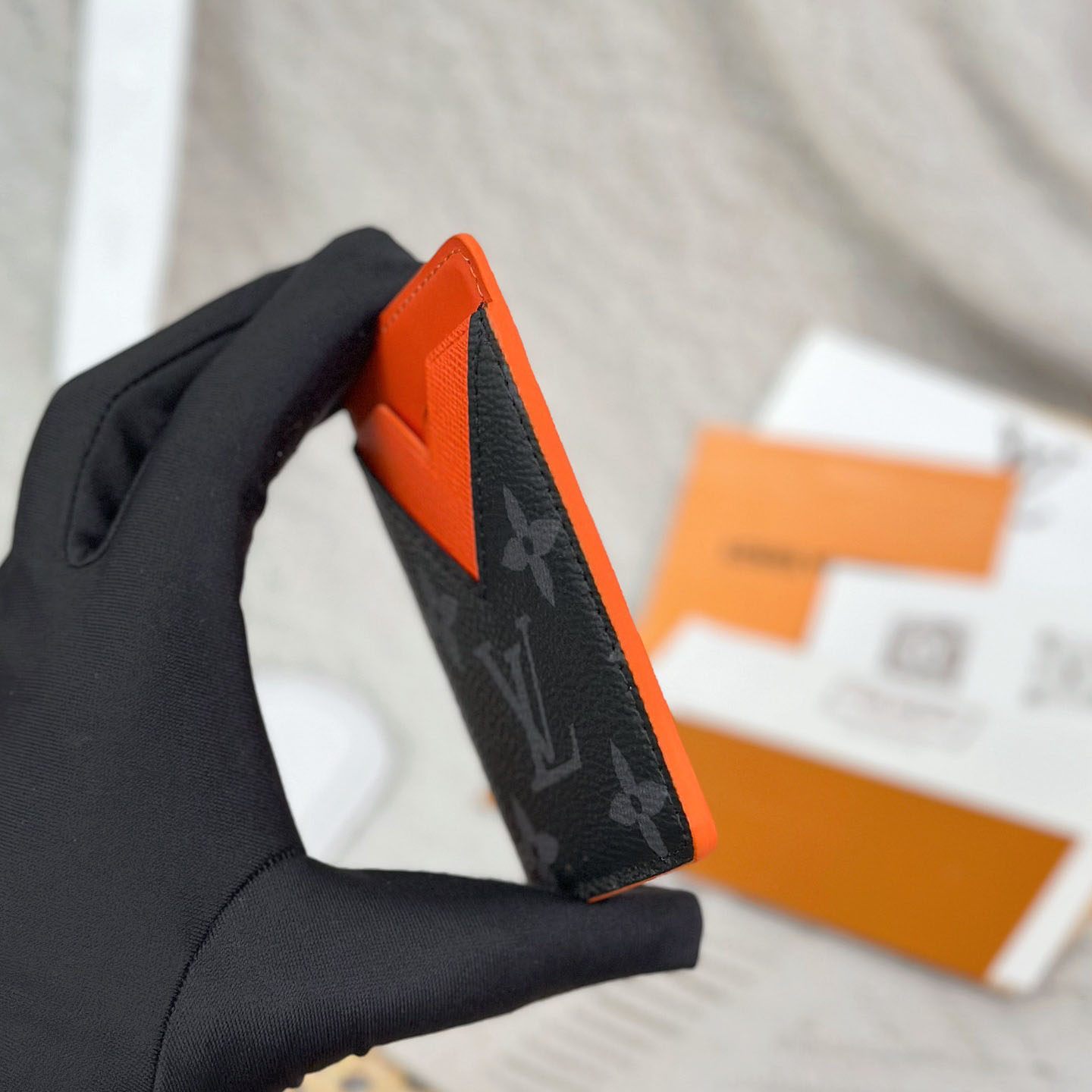 Louis Vuitton Magnetic Card Holder M26028 - DesignerGu