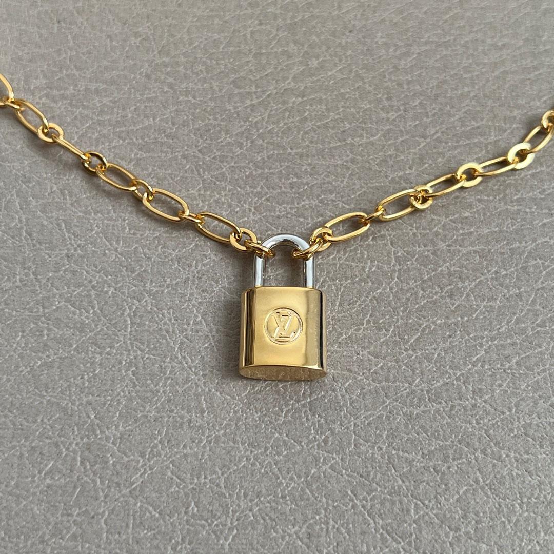Louis Vuitton Silver Lockit Exclusive Gold Edition Pendant, Yellow Gold Q03918 - DesignerGu