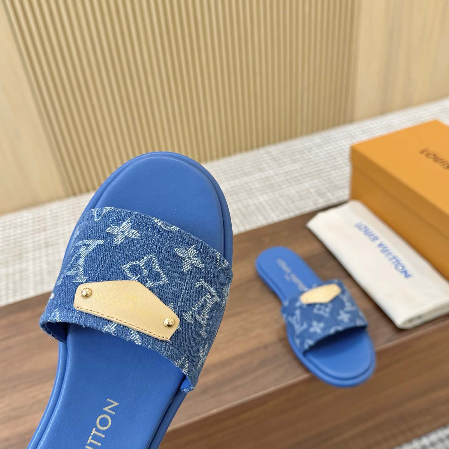 Louis Vuitton Lily Flat Mule   1AGX76 - DesignerGu