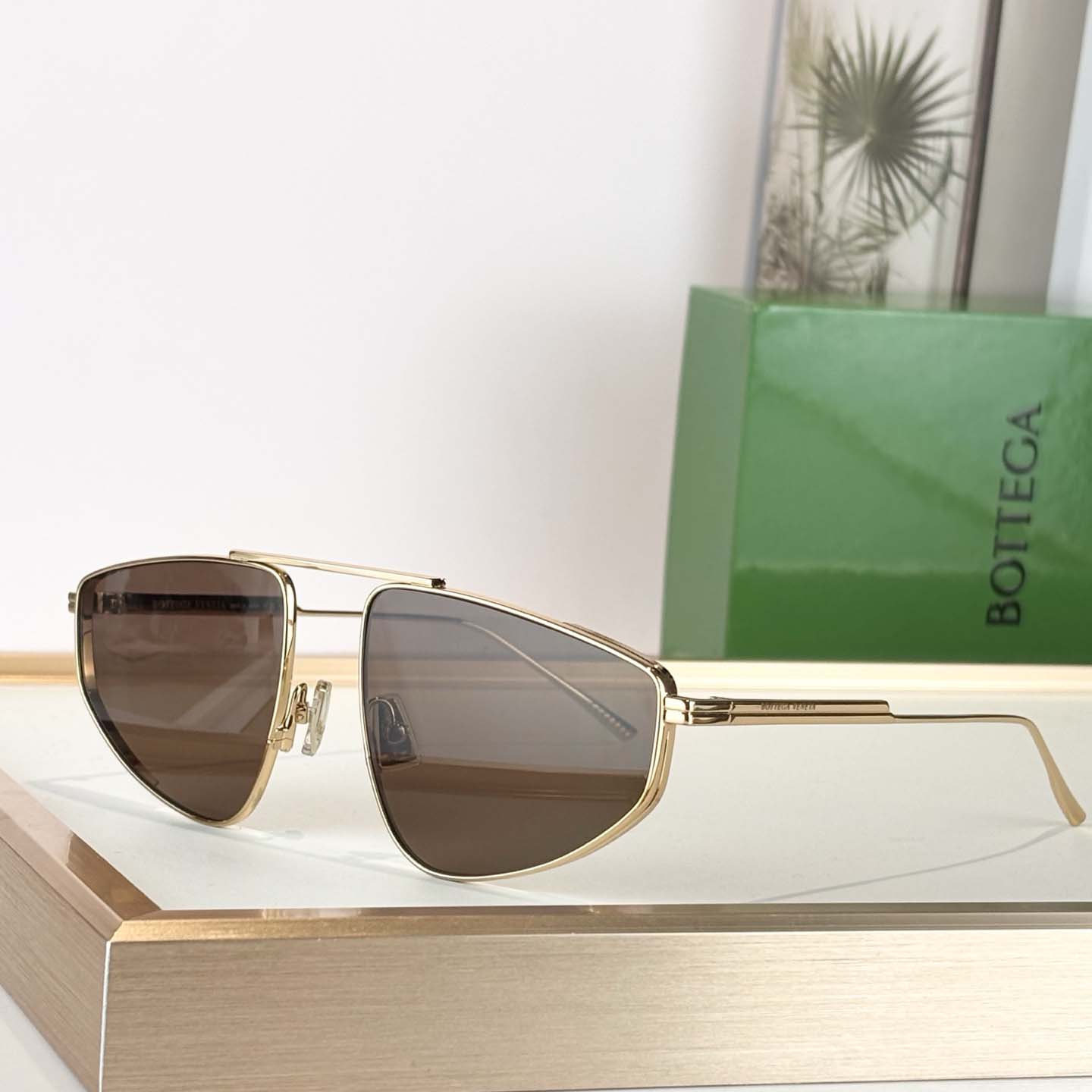 Bottega Veneta Classic Aviator Sunglasses   BV1466S - DesignerGu