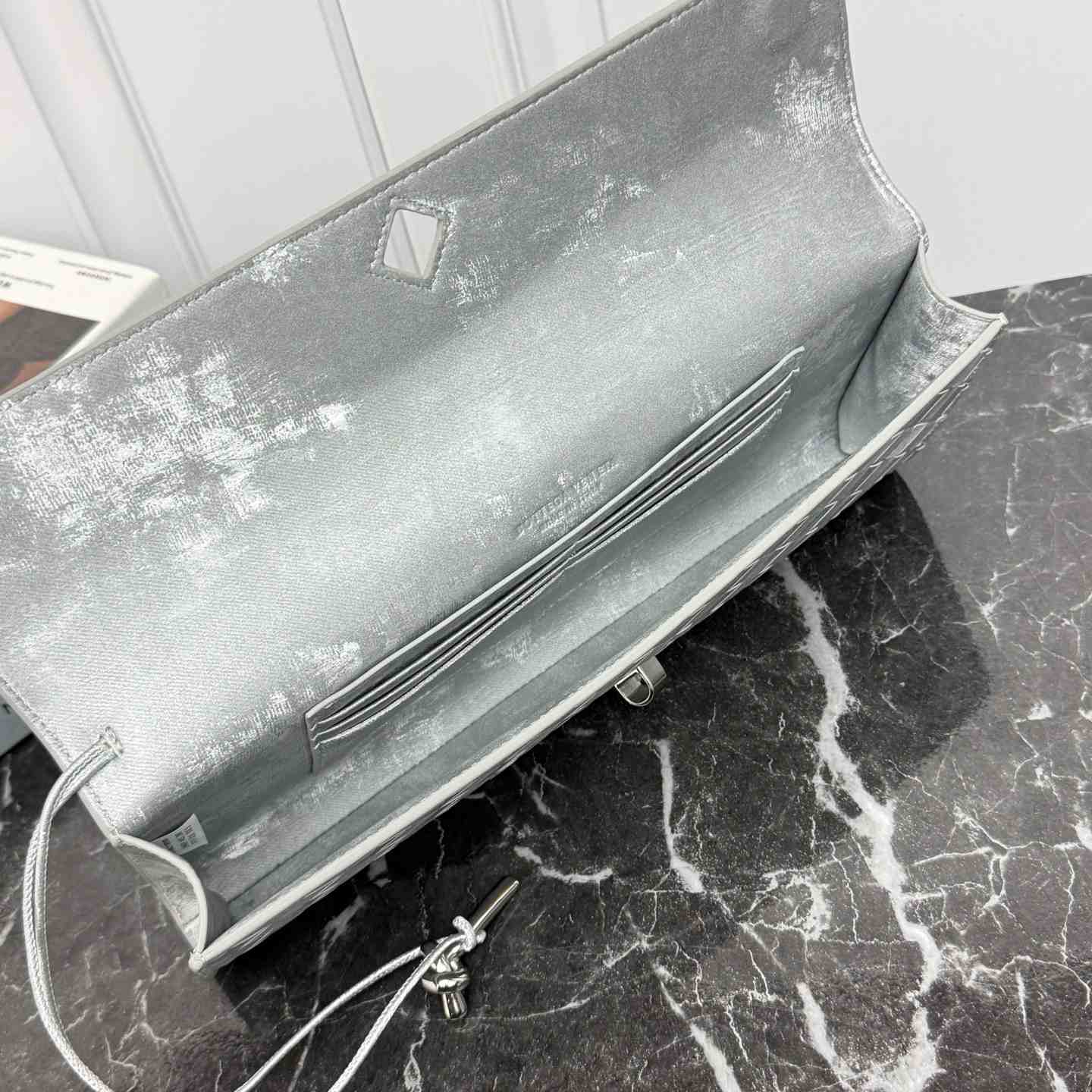 Bottega Veneta Andiamo Clutch 31*13*3cm - DesignerGu