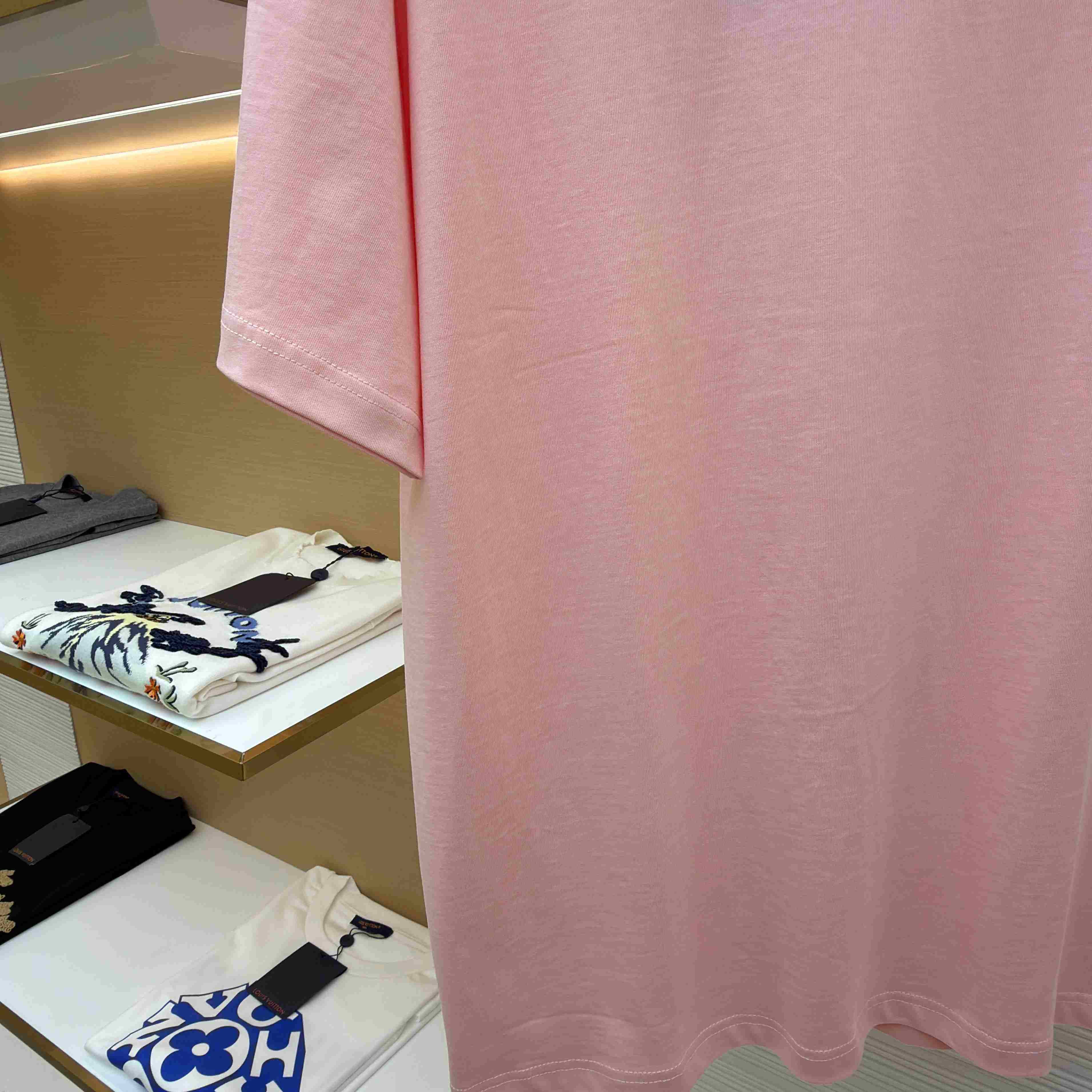 Louis Vuitton Embossed LV T-Shirt   1AJDUU - DesignerGu