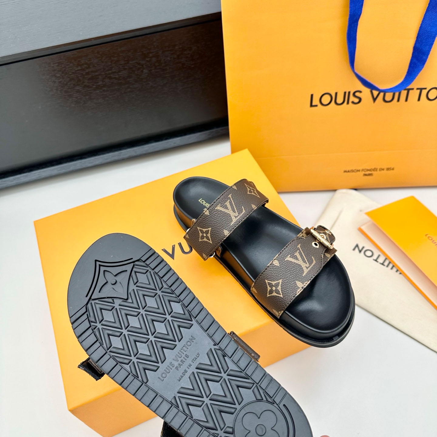 Louis Vuitton Bom Dia Flat Comfort Mule 1AAW8N - DesignerGu