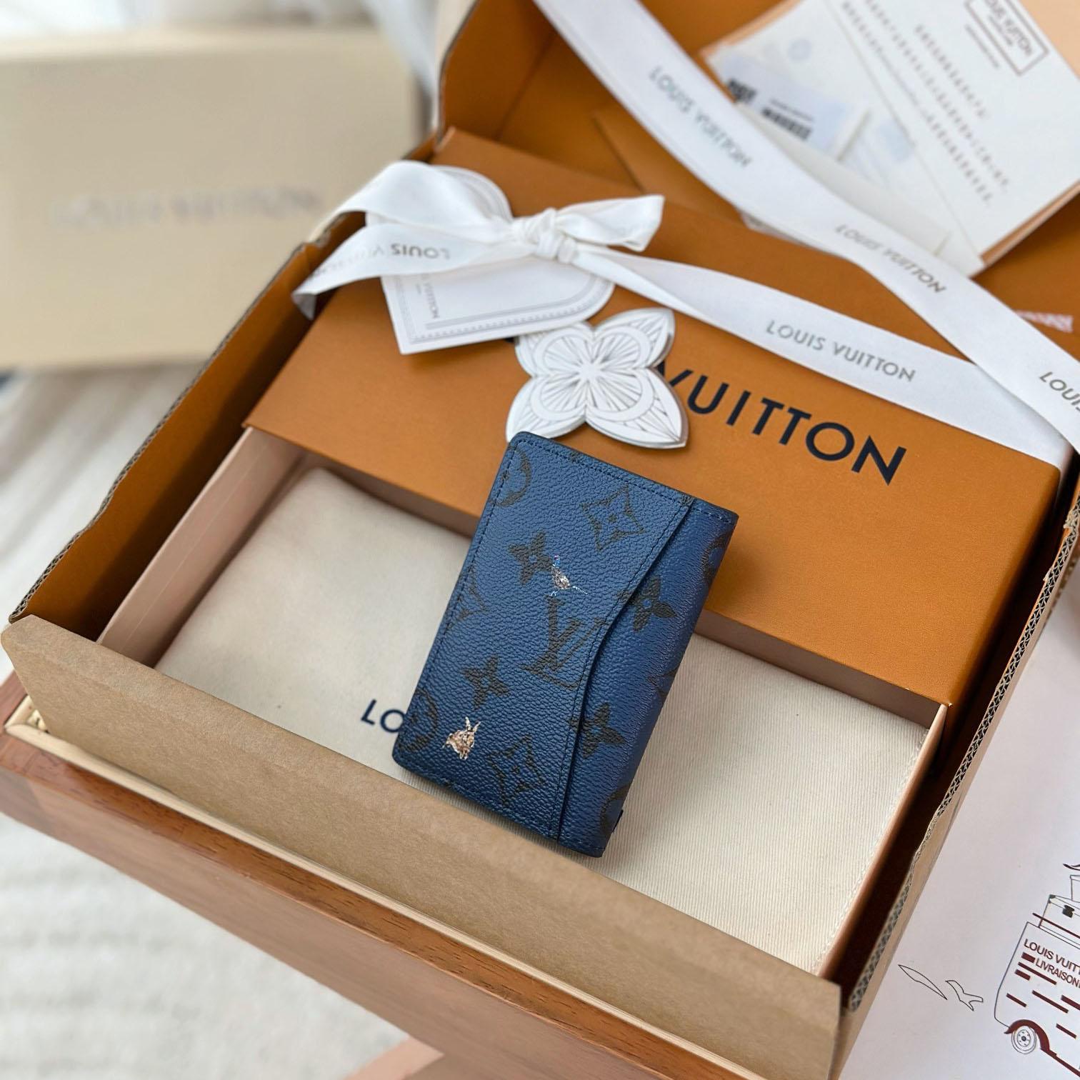 Louis Vuitton Passport Cover  M27052 - DesignerGu