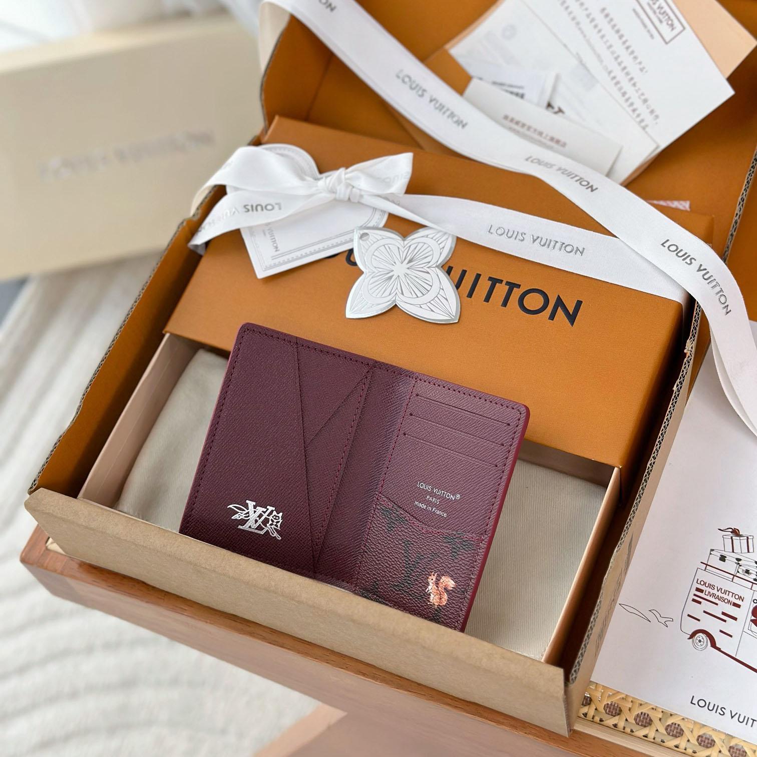 Louis Vuitton Passport Cover  M27021 - DesignerGu