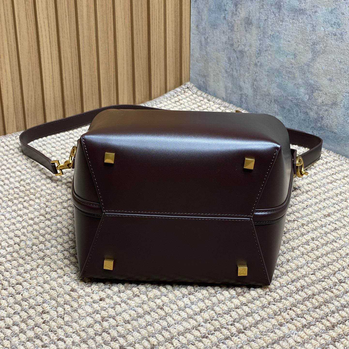 Saint Laurent Le 37 In Shiny Leather - DesignerGu