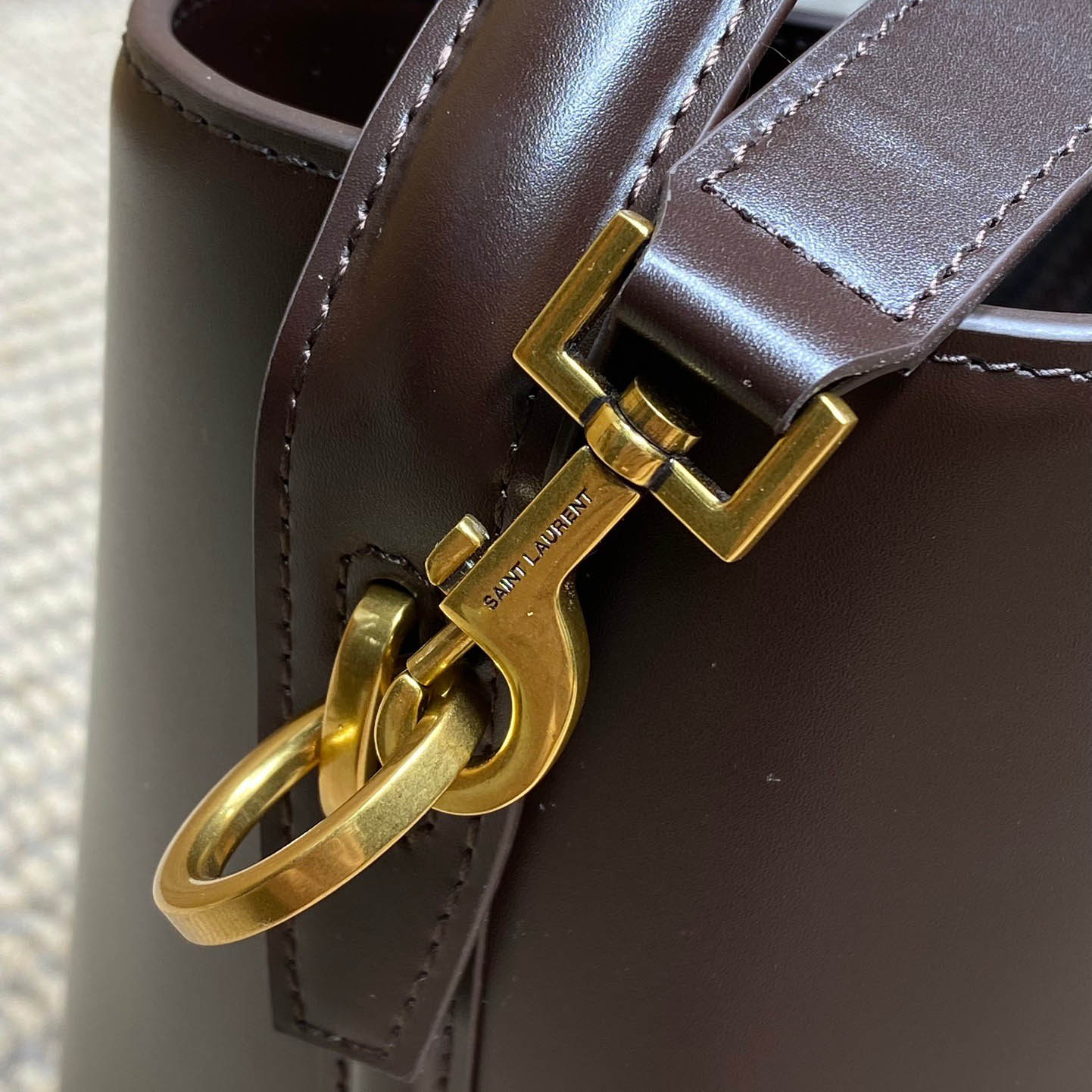 Saint Laurent Le 37 In Shiny Leather - DesignerGu