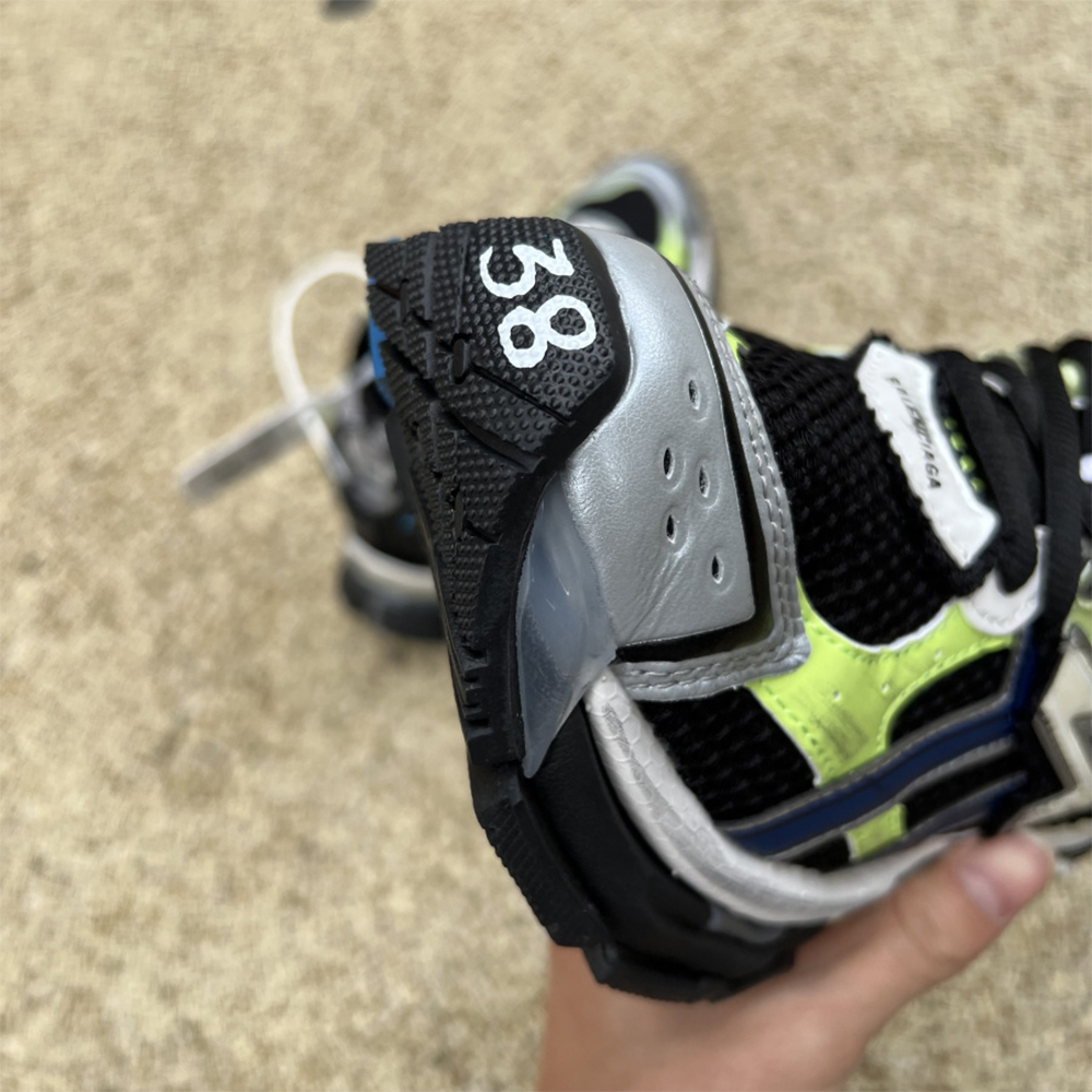 Balenciaga Runner Sneaker In Green - 