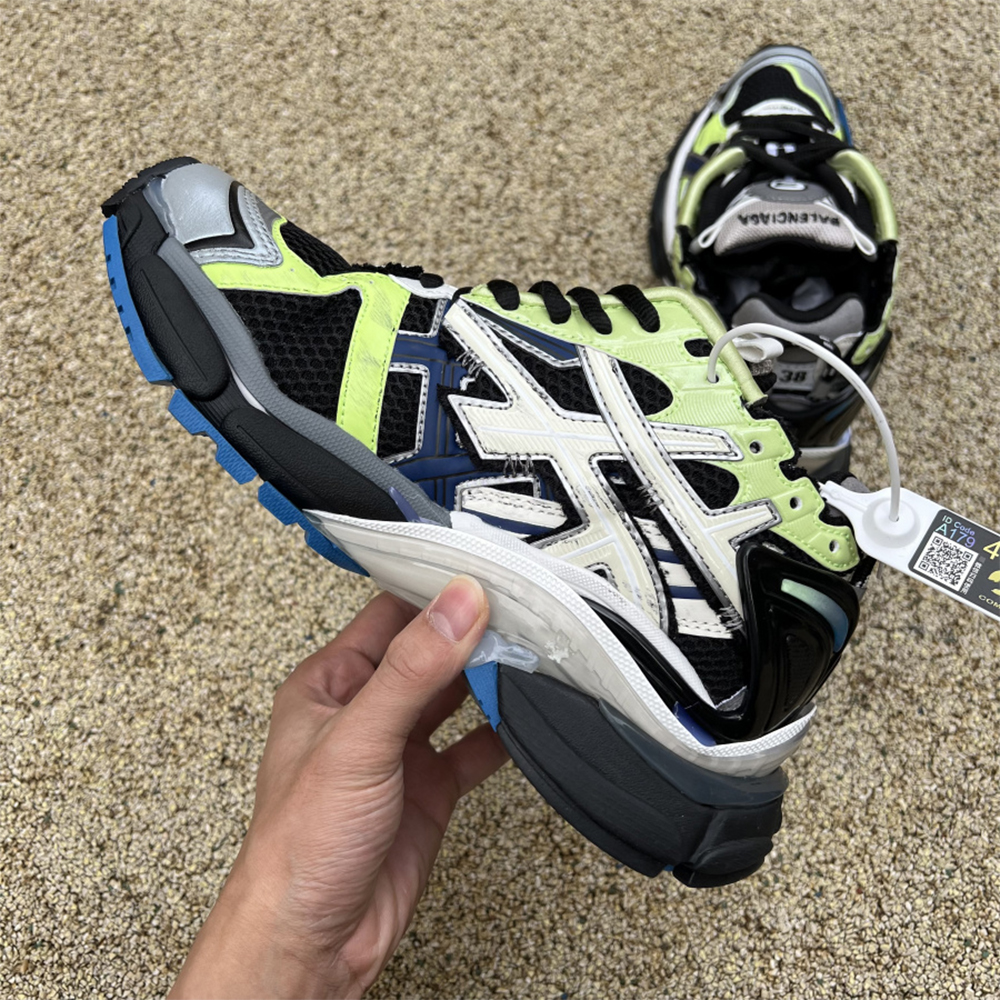 Balenciaga Runner Sneaker In Green - 