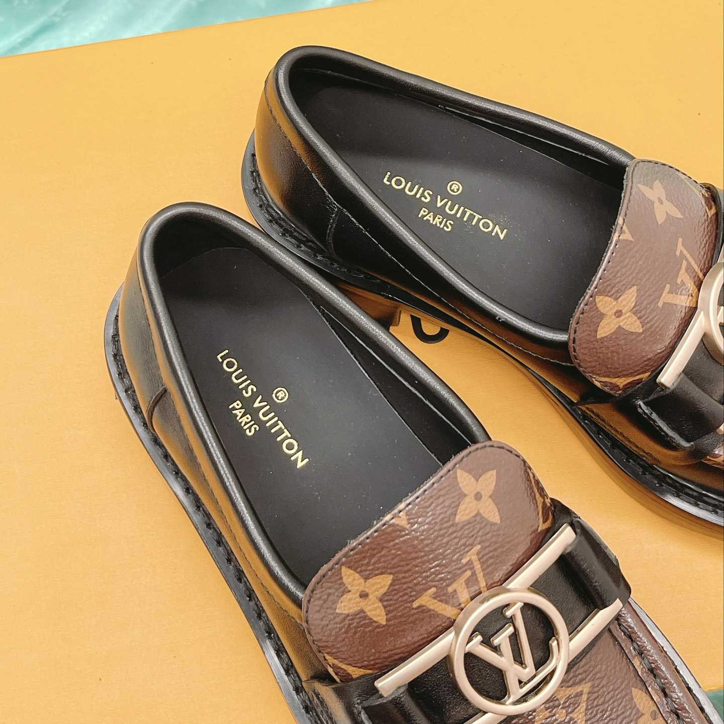 Louis Vuitton Academy Loafer    1A7TXK - 