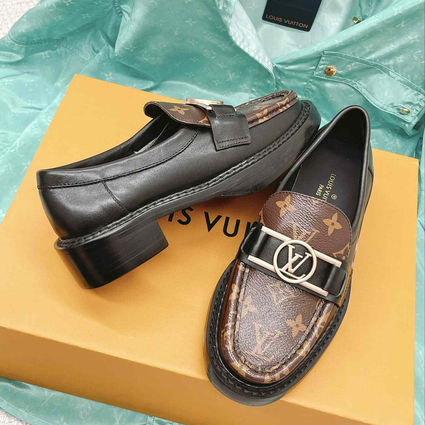 Louis Vuitton Academy Loafer    1A7TXK - 