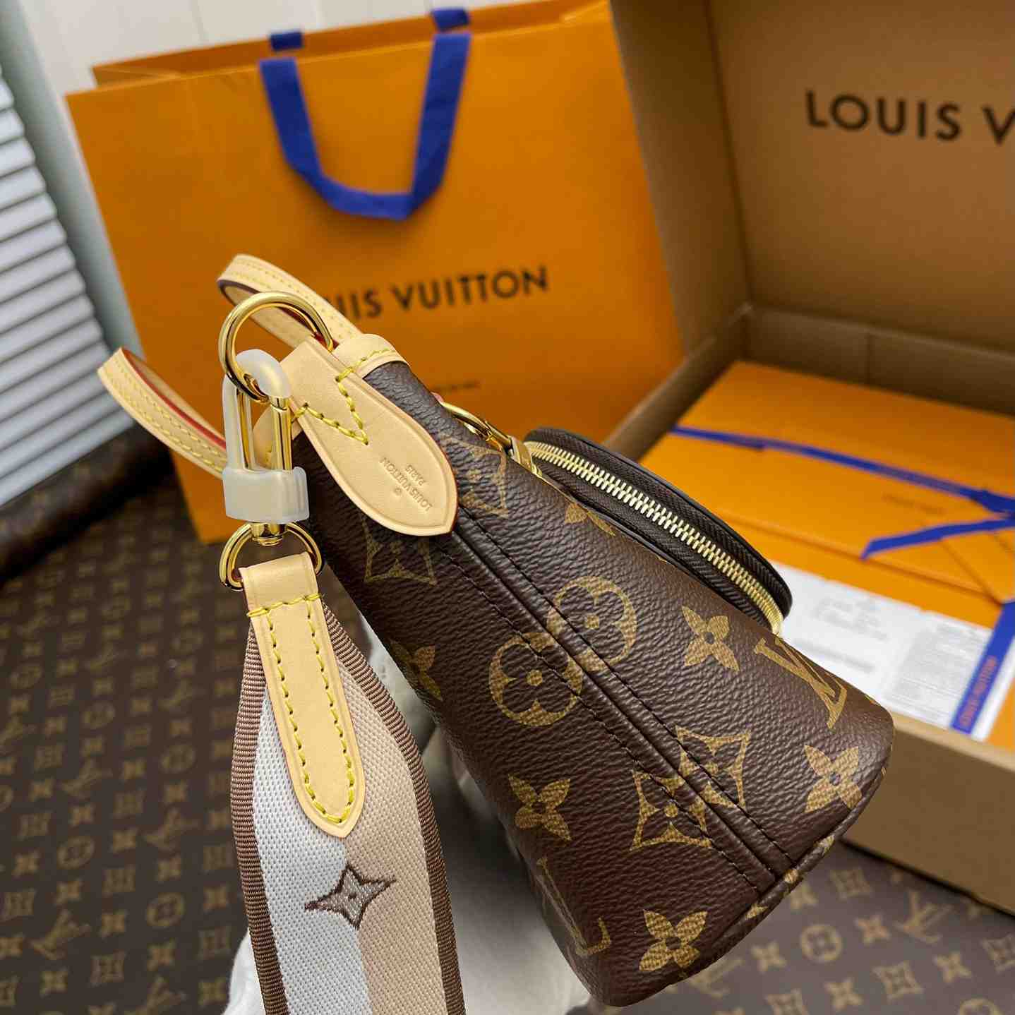 Louis Vuitton Neverfull BB   M46705 - 